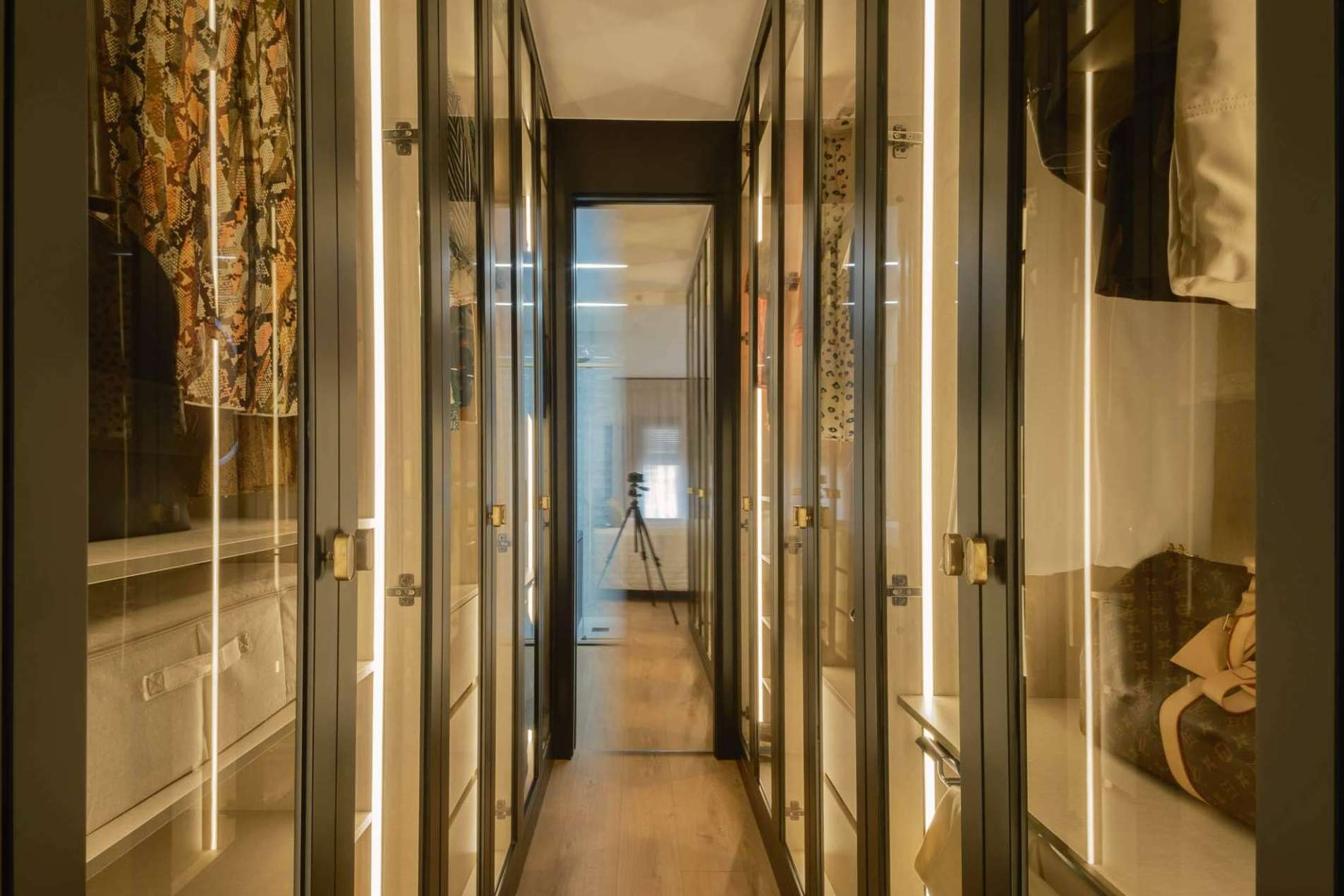 Jesús Pino aplica el estilo Mid Century en su proyecto de interiorismo en el centro de Motril