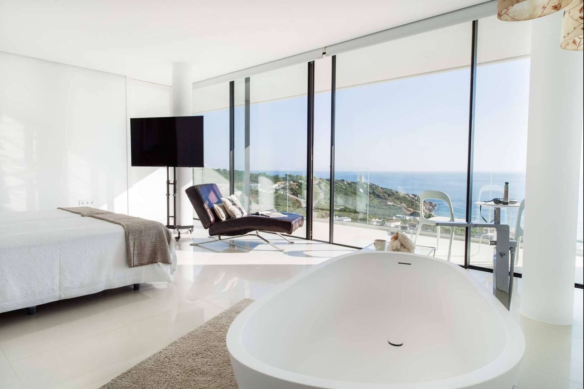 Villa Alkaram es un chalet de lujo que permite disfrutar al máximo de la costa gaditana