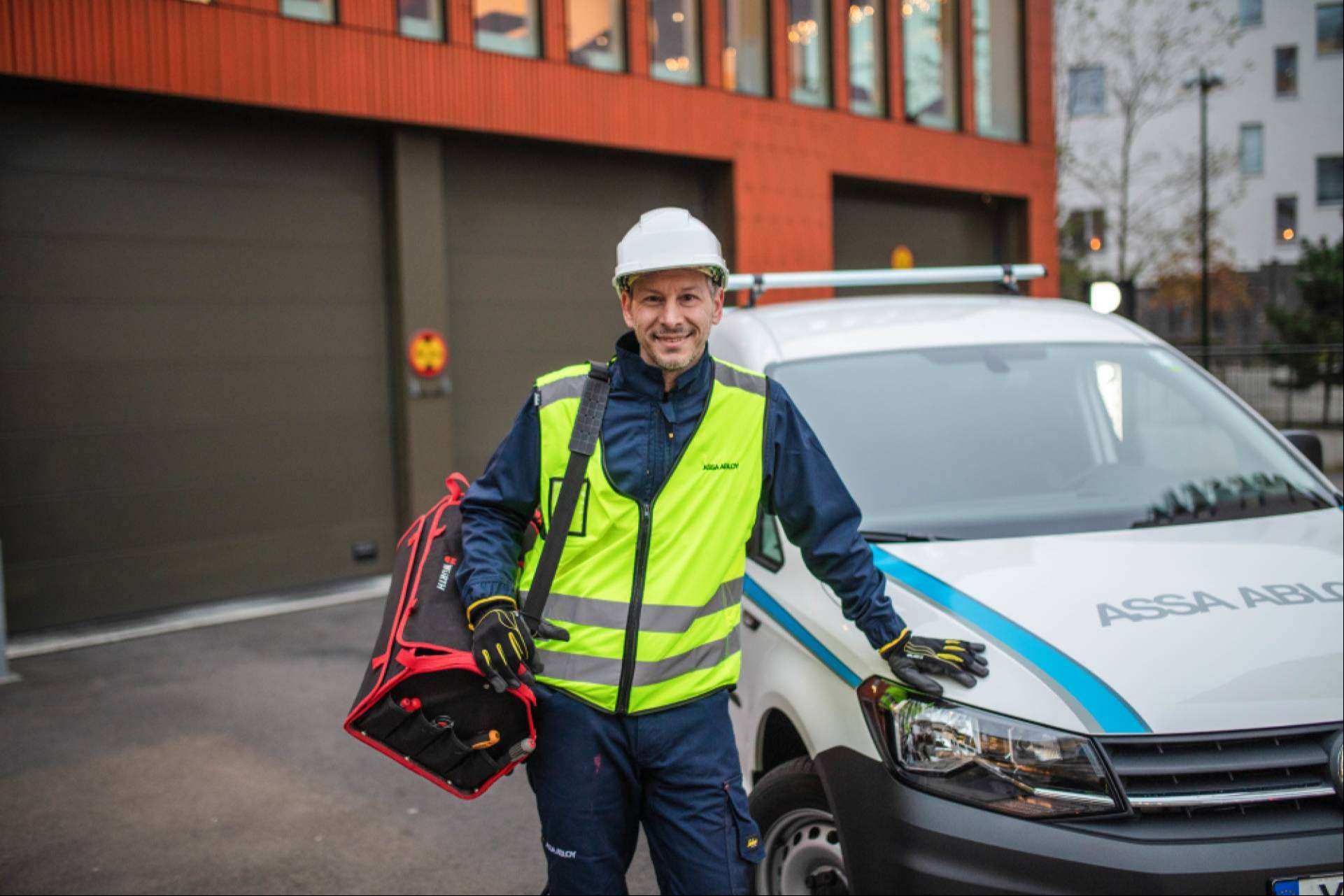 ASSA ABLOY a la vanguardia del mantenimiento de puertas industriales y equipos de muelles de carga