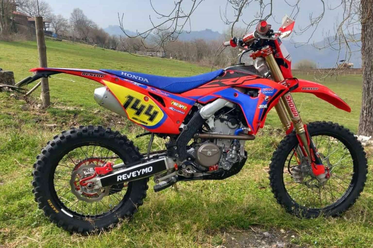 Los nuevos diseños de kits de adhesivos de moto de ADHESIVOSEMBARRADOS permiten renovar la apariencia del vehículo