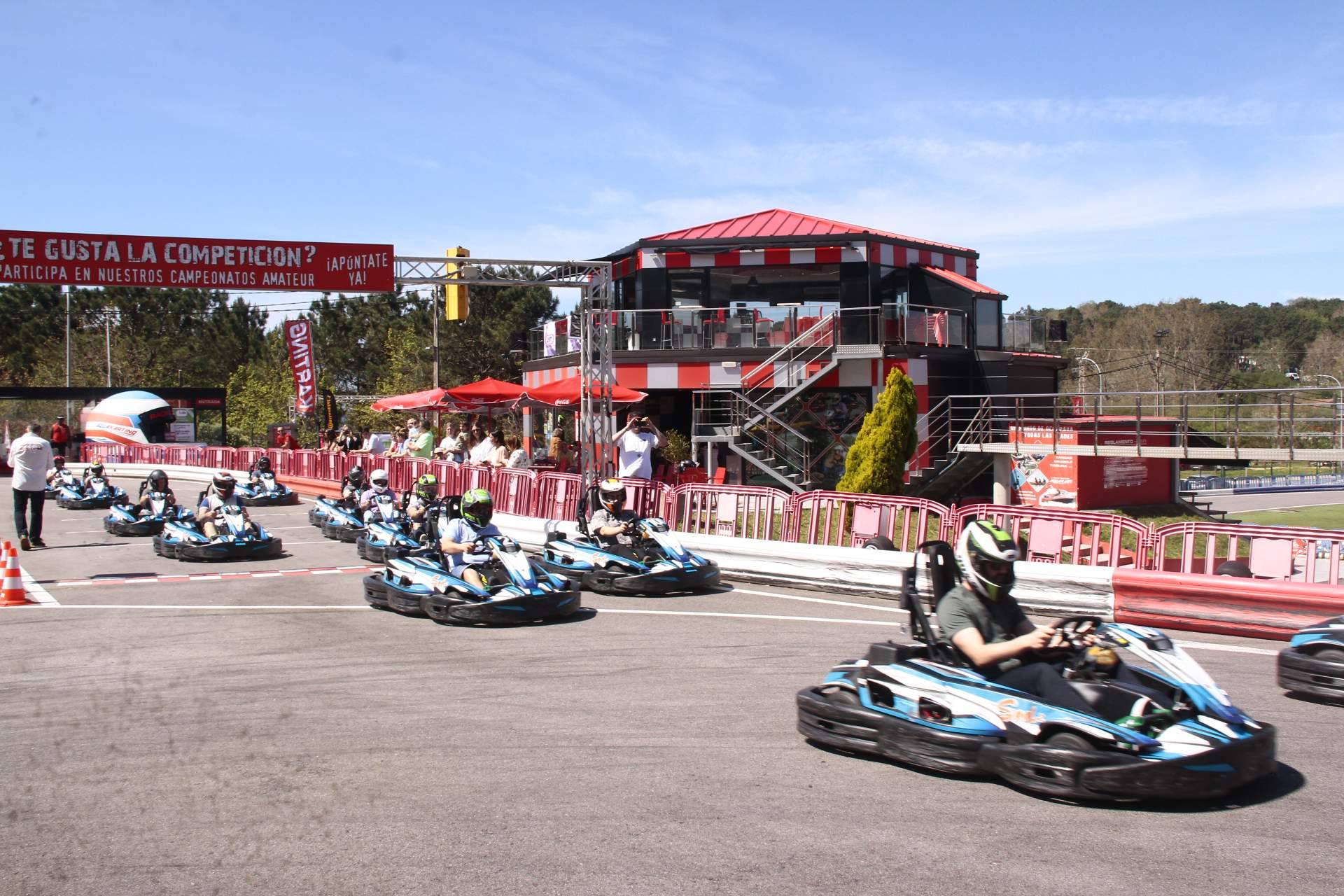 Racing Dakart permite vivir la adrenalina de conducir un karting en Galicia