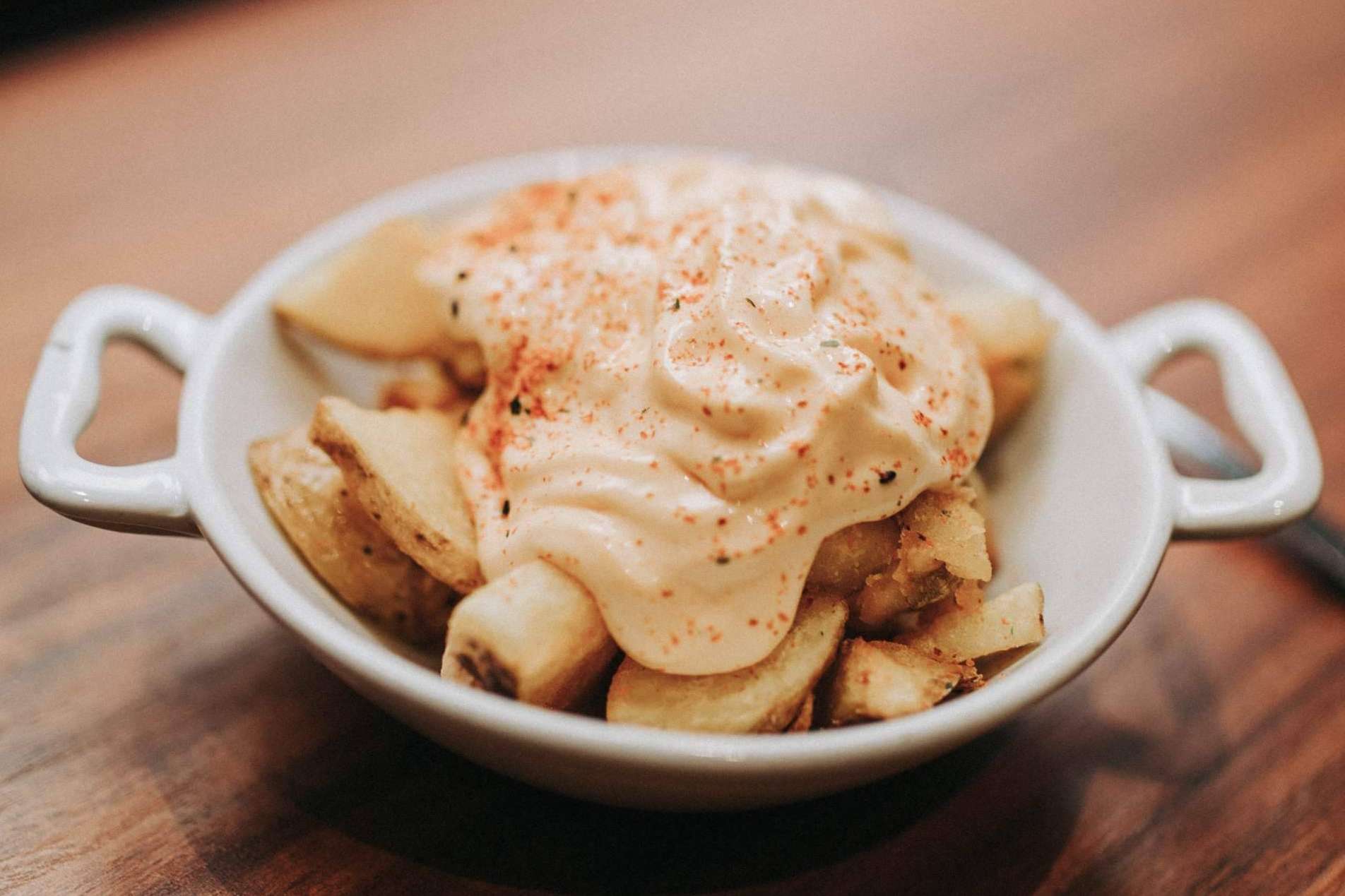 Las patatas bravas de Casaamigos son una explosión de sabor y textura