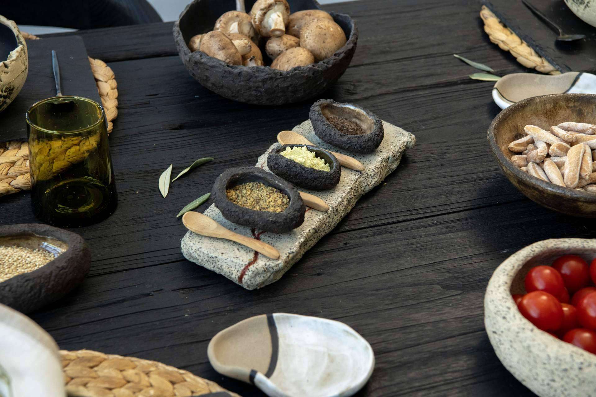 Crear mesas únicas para cualquier reunión es posible con las vajillas artesanales de Renye