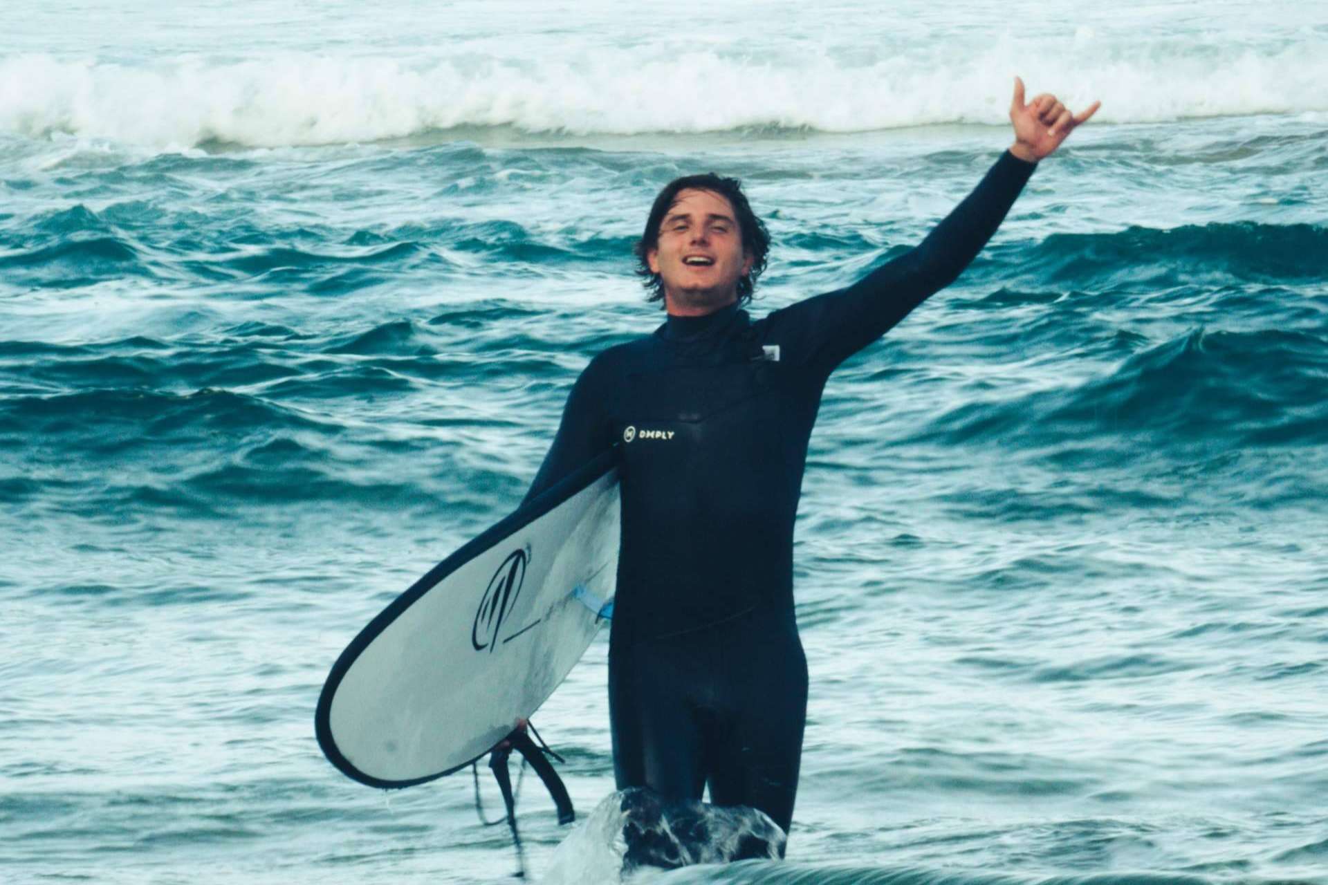 7 regalos imprescindibles para estas Navidades para surfistas principiantes según Flysurf