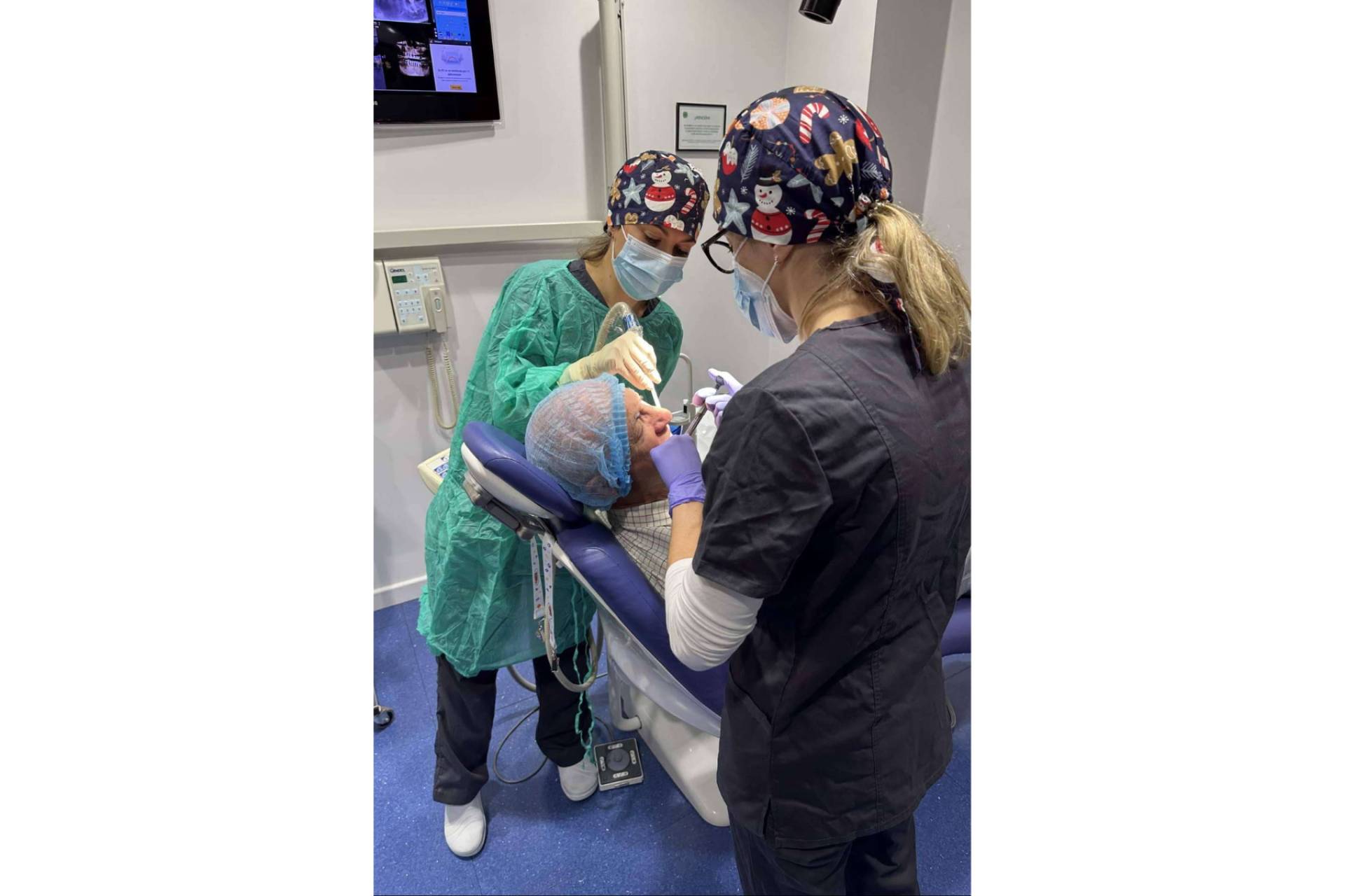 Clínica Dental Dr. Espinosa en Gijón; Implantes dentales para empezar el Año Nuevo con una sonrisa renovada