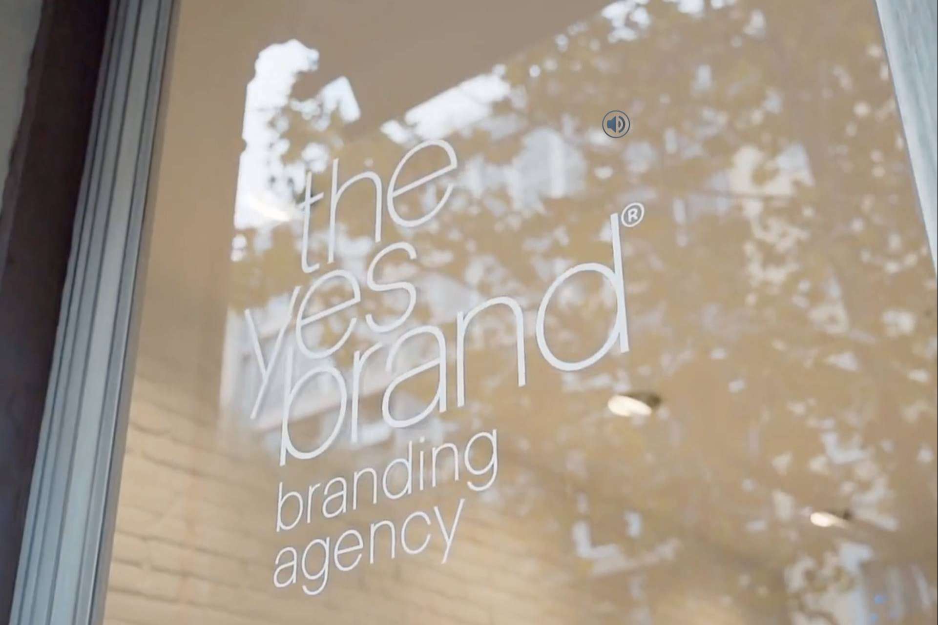 Theyesbrand impulsa el posicionamiento de marca a través del branding creativo