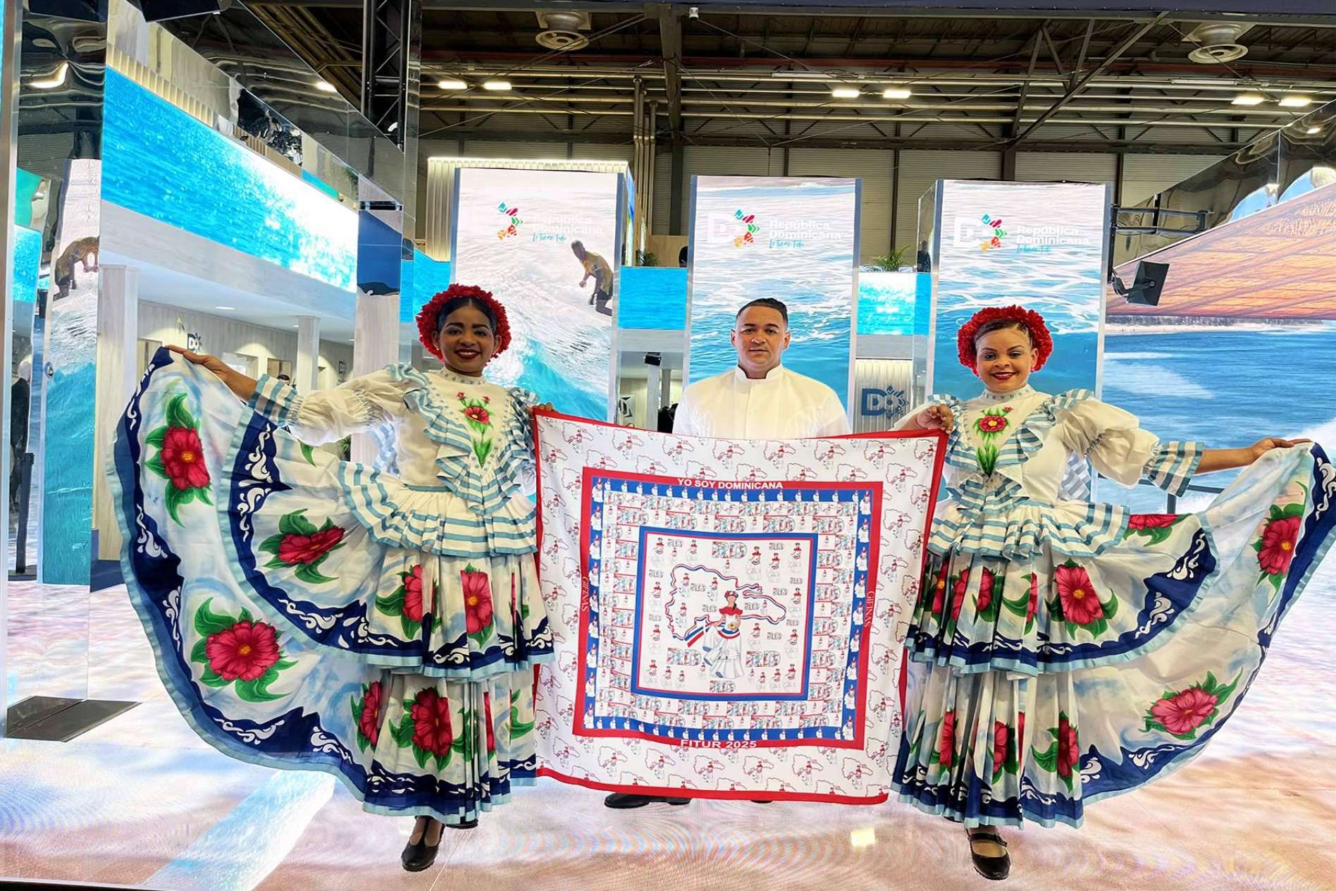 El pañuelo Fitur 2025 de Gifinas, una obra textil inspirada en República Dominicana