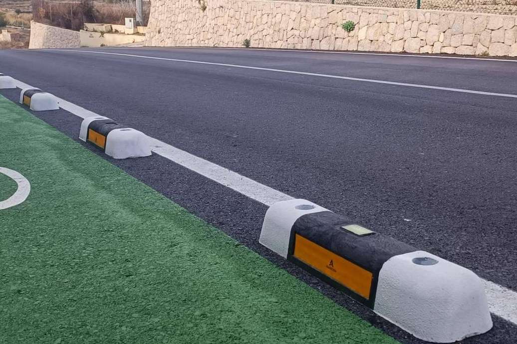 Abadecom Urban refuerza su presencia internacional con su separador de carril bici fotoluminiscente