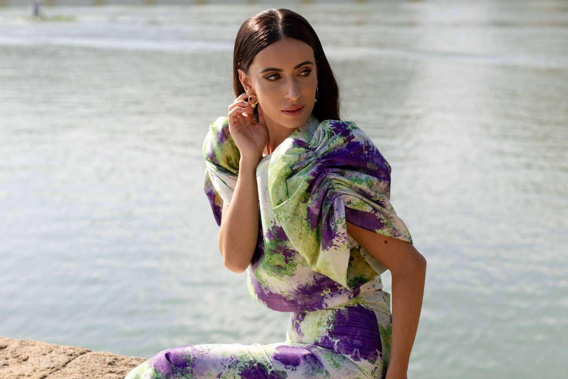 Diseño y fabricación local en Sevilla, vestidos de invitada con elegancia atemporal