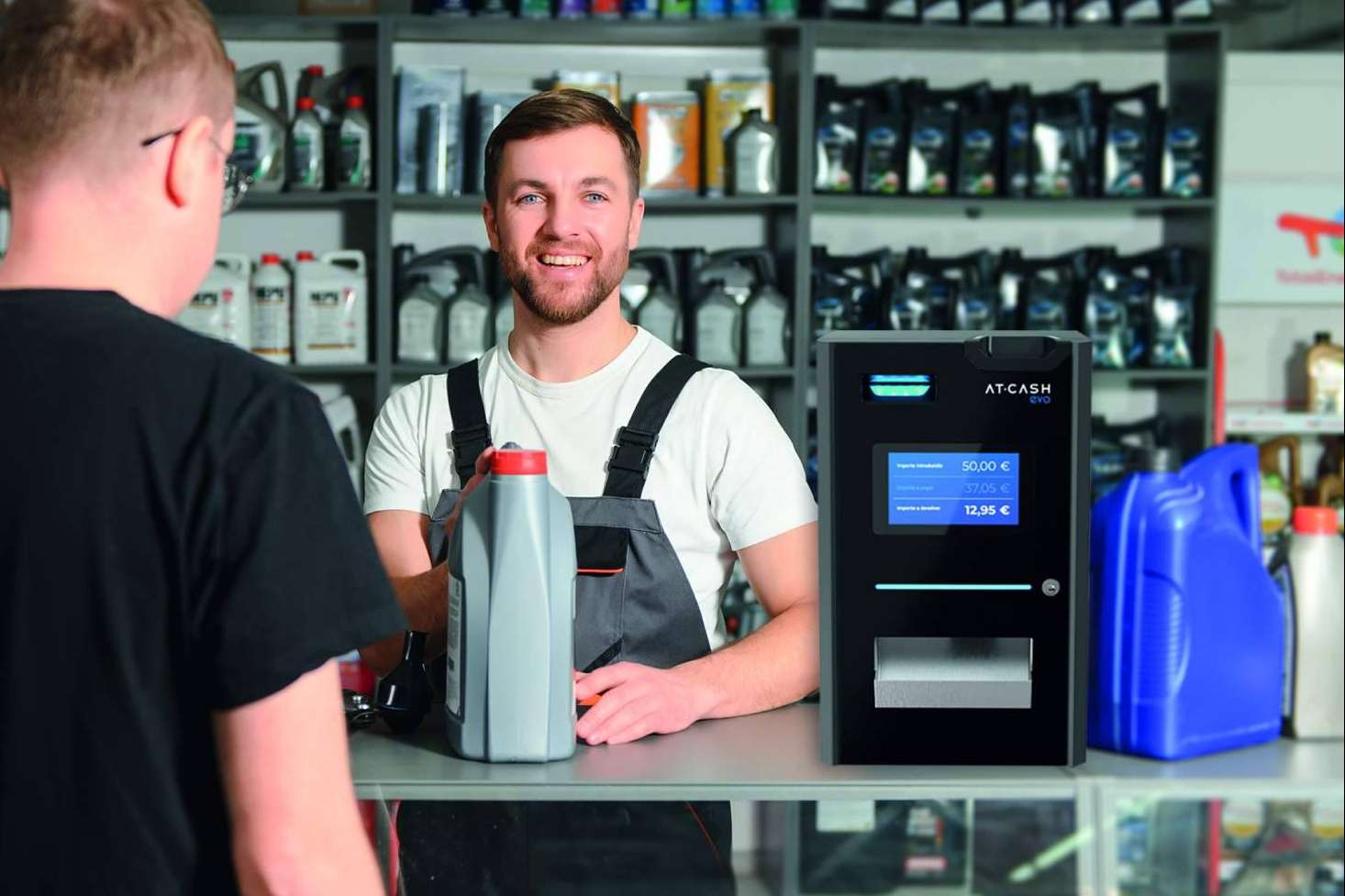 Eficiencia y ahorro con AT-CASH EVO, la nueva solución de autocobro para espacios reducidos
