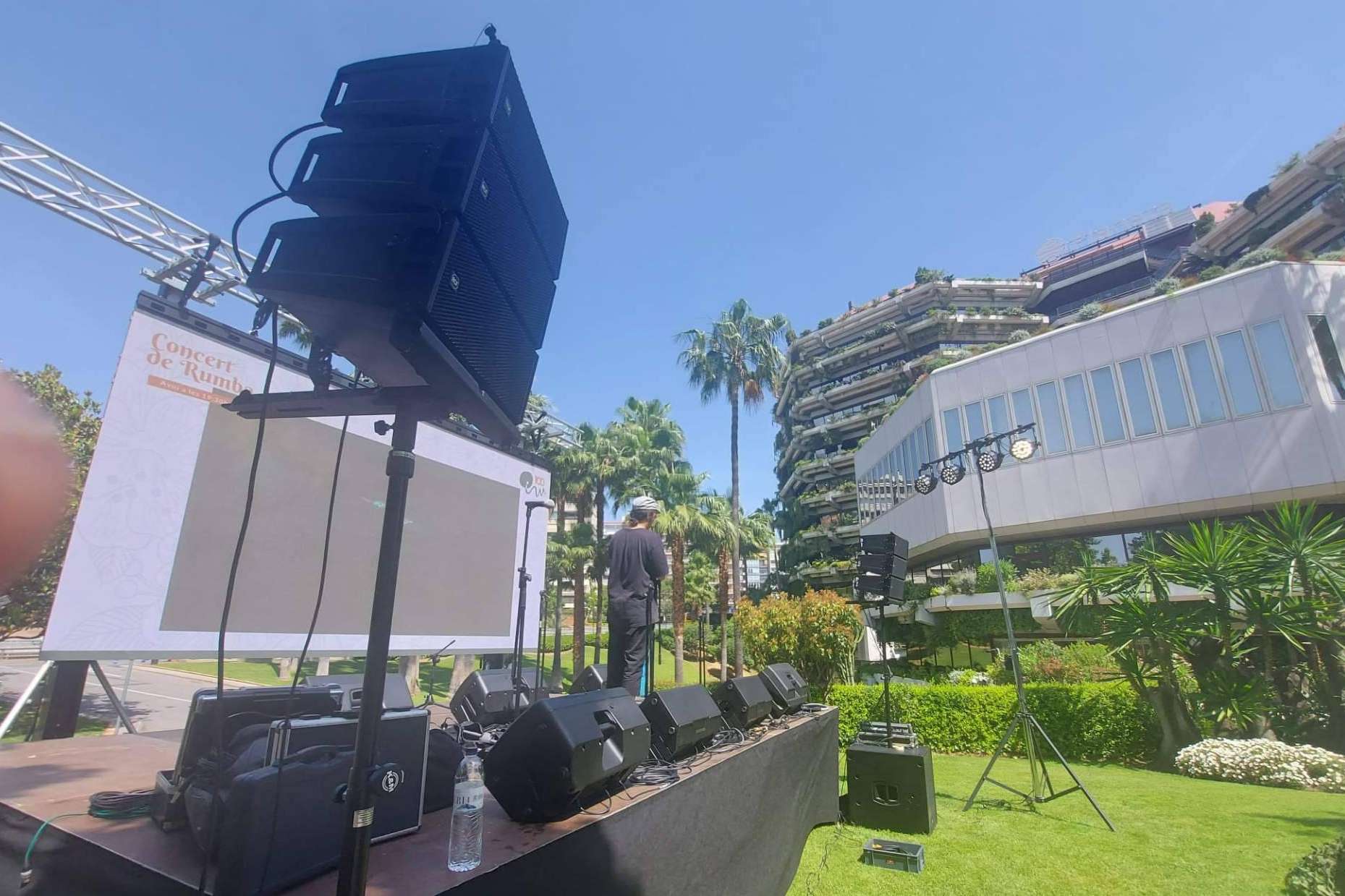 Soluciones de alquiler de altavoces para exteriores, con equipos profesionales de ASB Audiovisuals