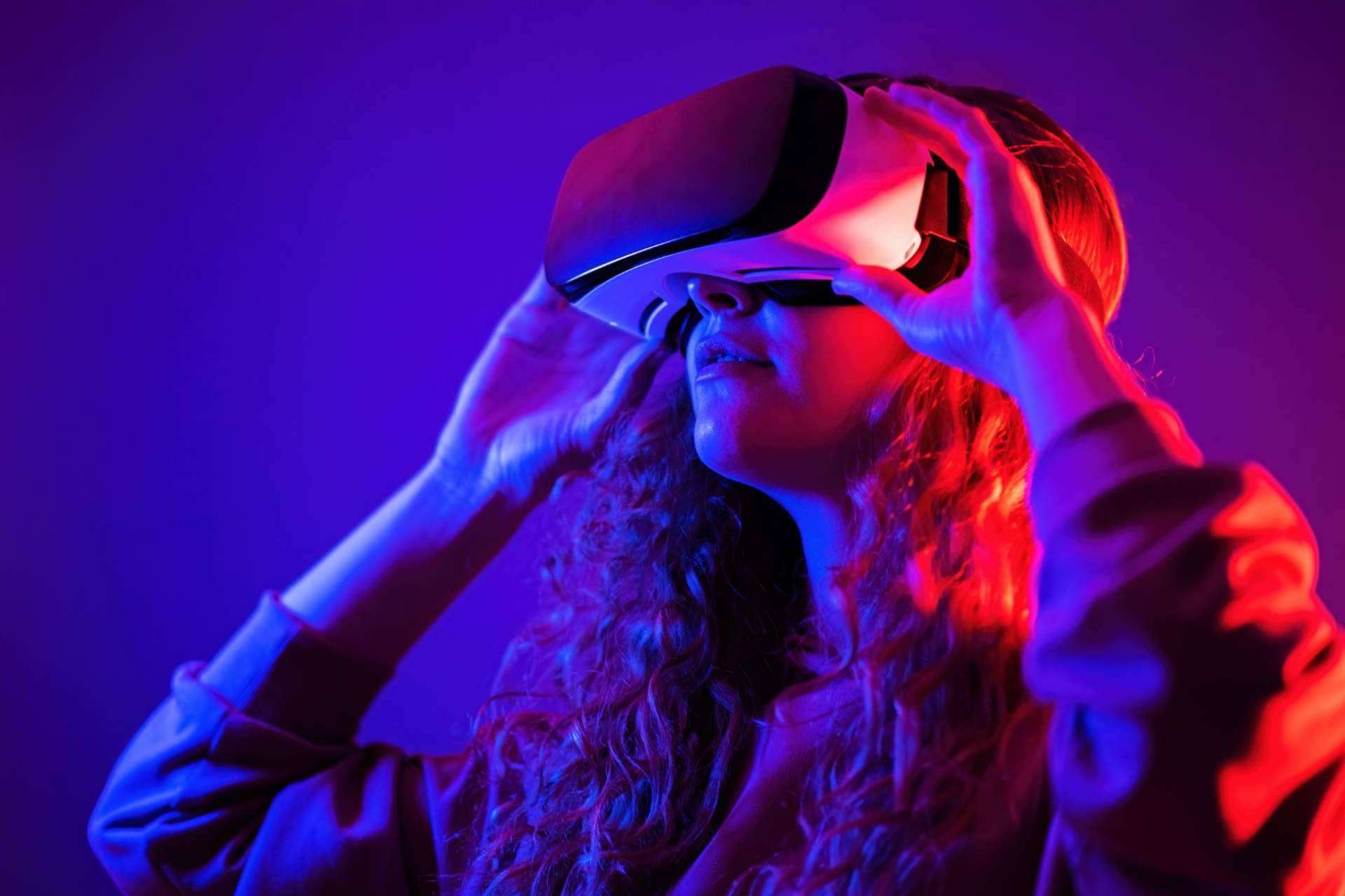 Innovación y tratamiento de adicciones con realidad virtual y neuroestimulación