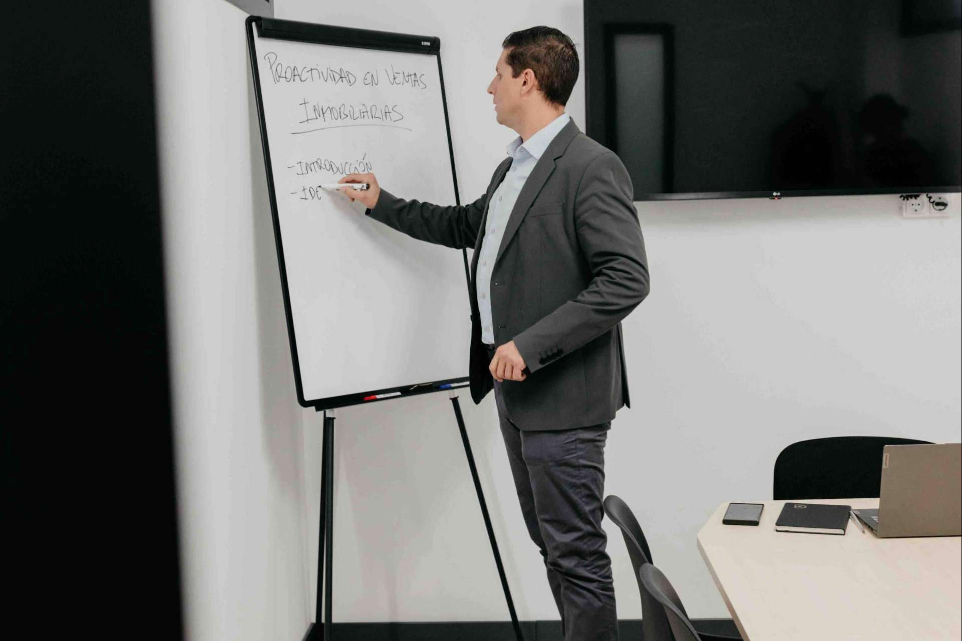 Rubén Ustárroz lanza una mentoría estratégica para impulsar a nuevos asesores inmobiliarios