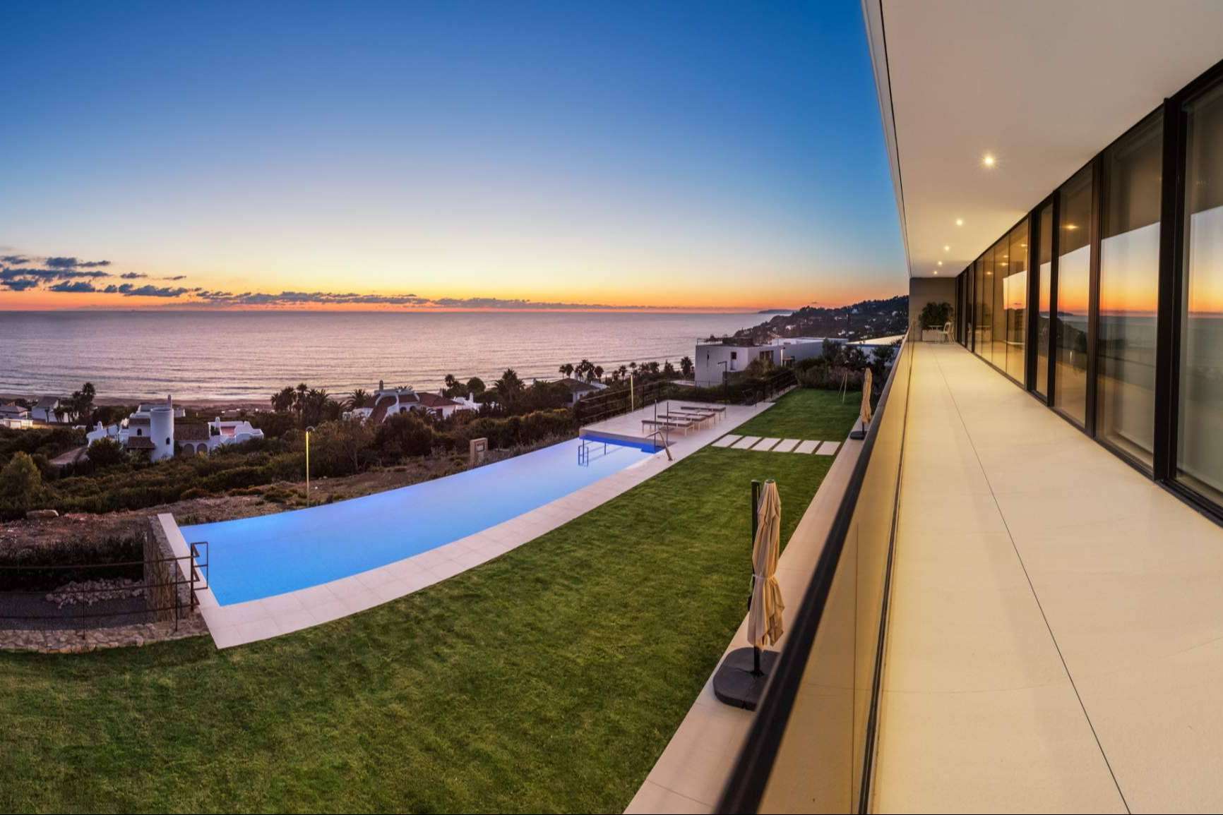 Villa Alkaram, el alquiler vacacional de villa de lujo privada con piscina y jacuzzi en Zahara de los Atunes
