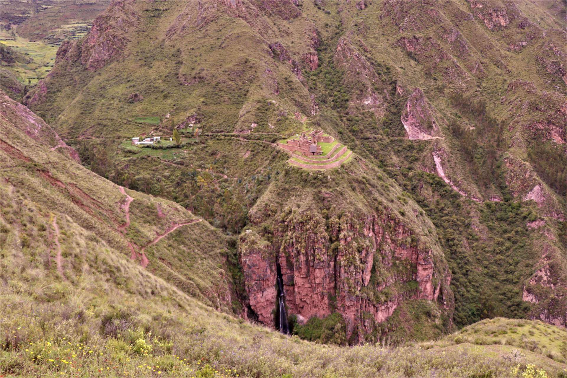 Descubrir la catarata de Perolniyoc y hospedarse en Cocatambo Hotel, en el corazón de Ollantaytambo