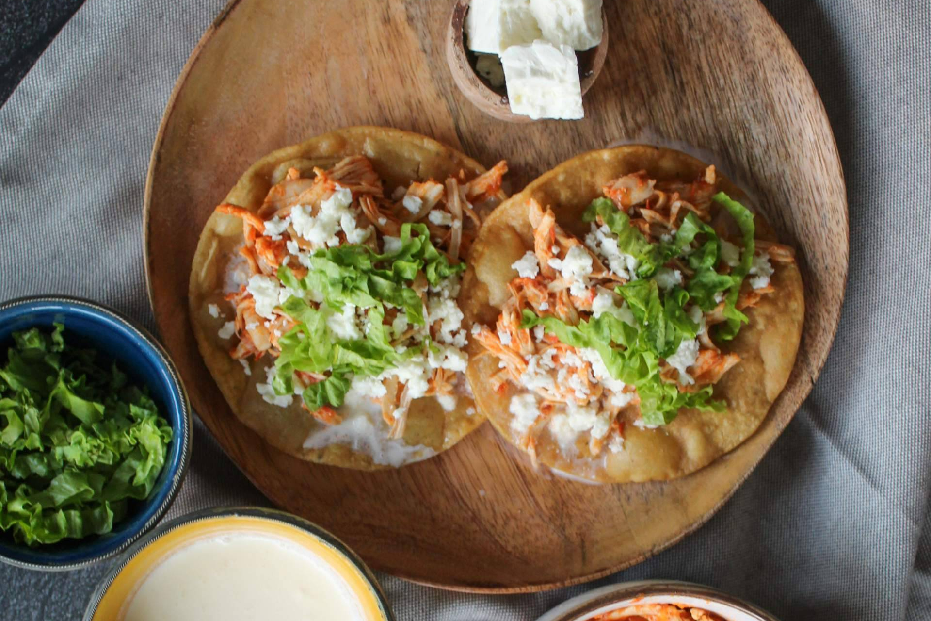 Tostadas de maíz crujientes y deliciosas; el sabor nixtamalizado que conquista el verano