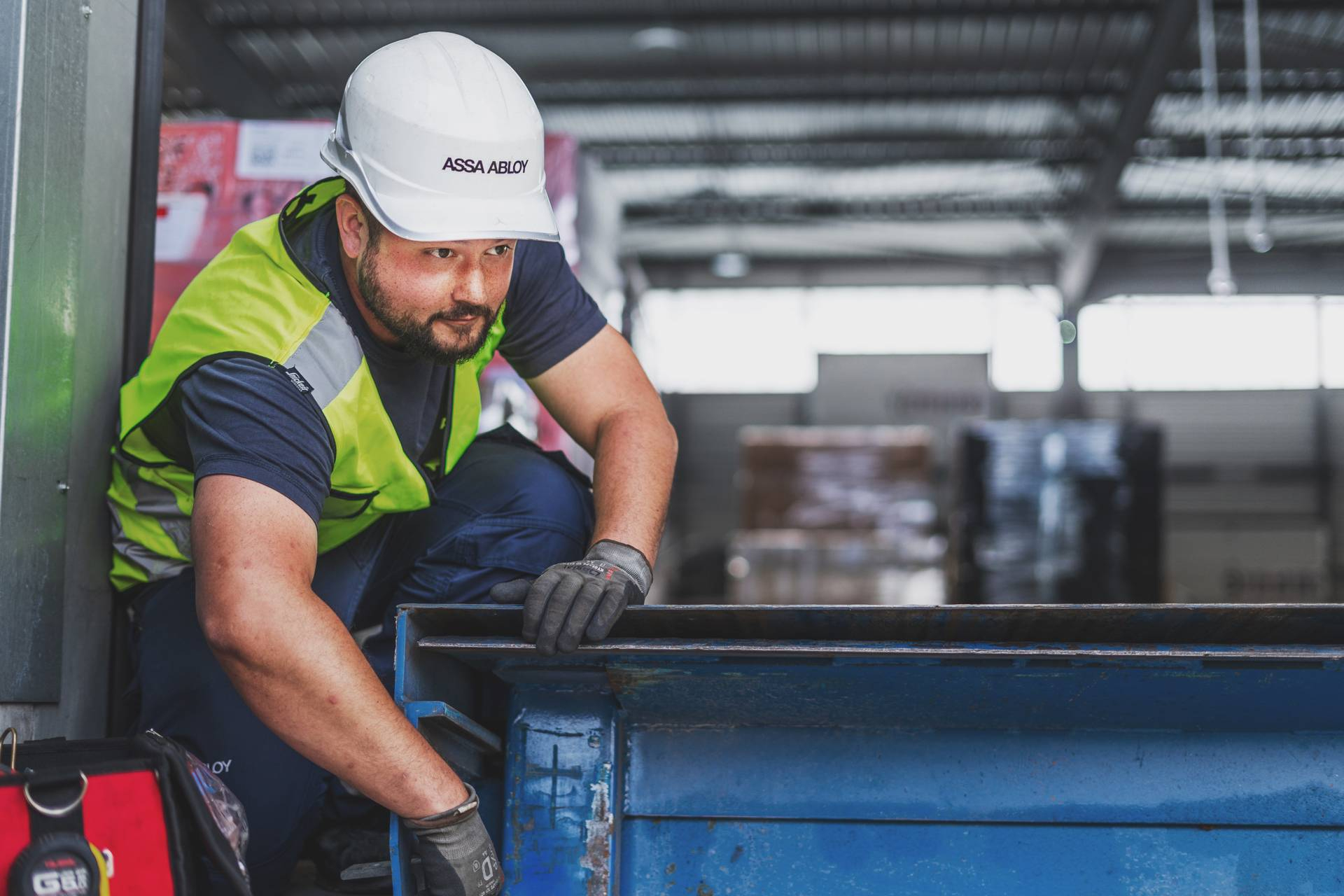 ASSA ABLOY optimiza la operatividad industrial con soluciones de mantenimiento para puertas y muelles de carga