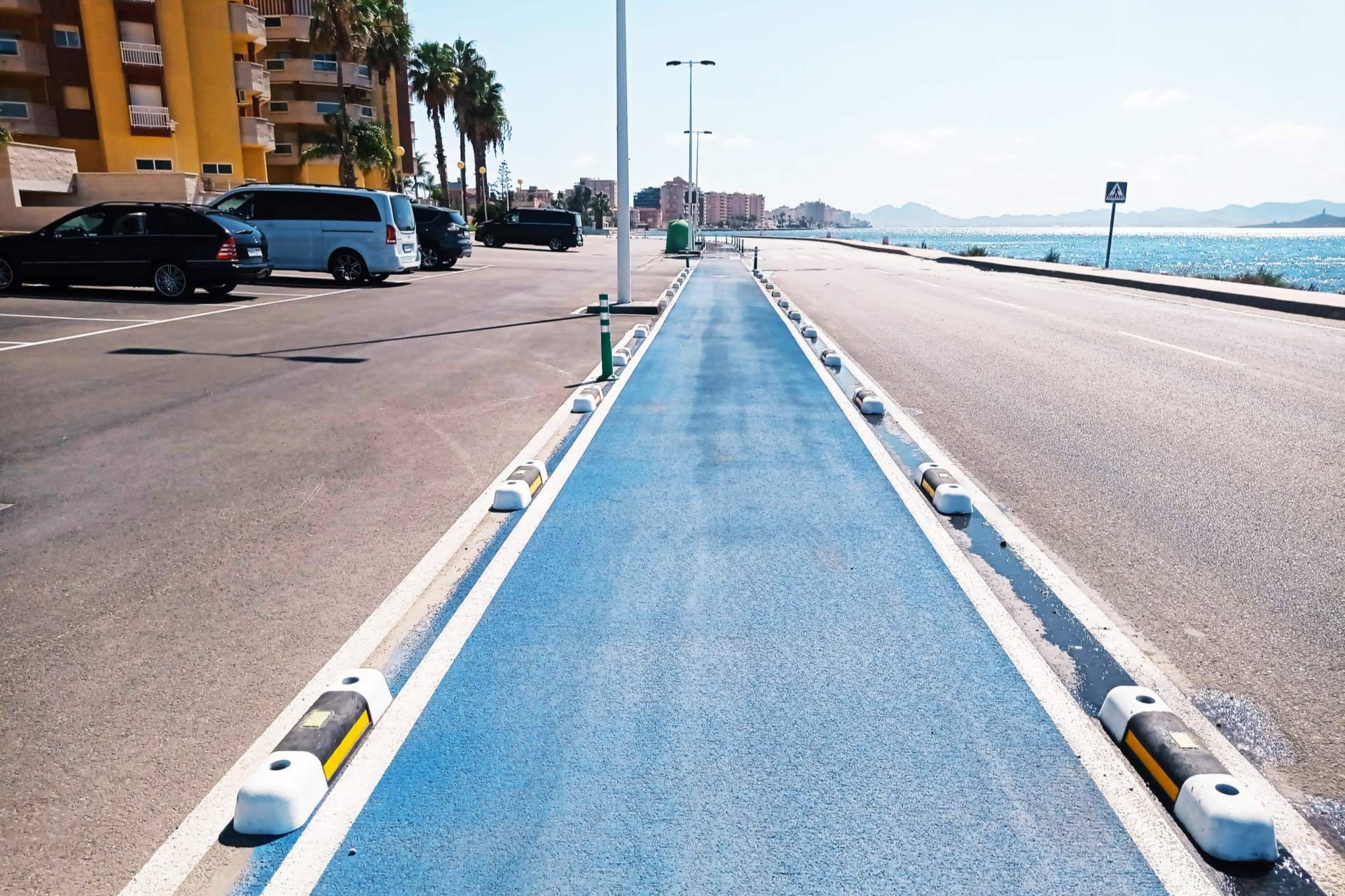 Ciudades españolas refuerzan la seguridad vial con el separador de carril bici fotoluminiscente de Abadecom Urban