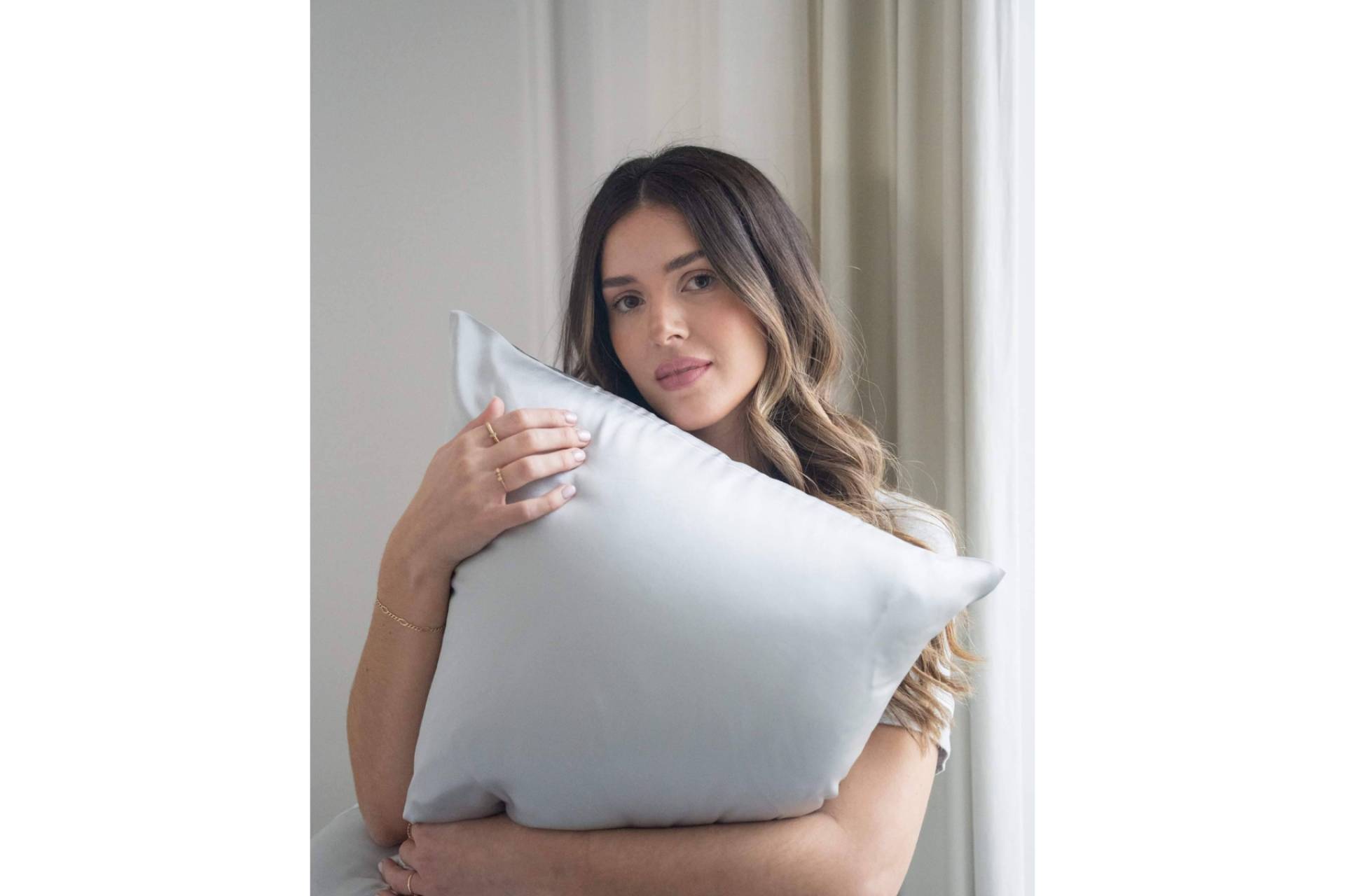 Dormir sobre seda; el gesto nocturno que transforma piel y cabello en 60 noches (por Onisa Coté)