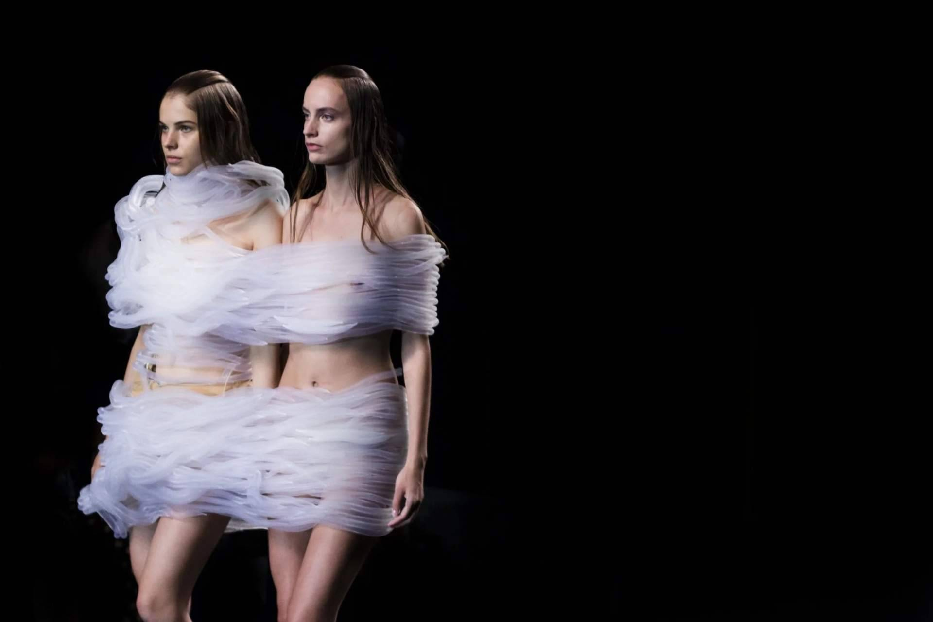 Buj Studio redefine los límites entre arte, diseño y moda con creaciones de wearable art