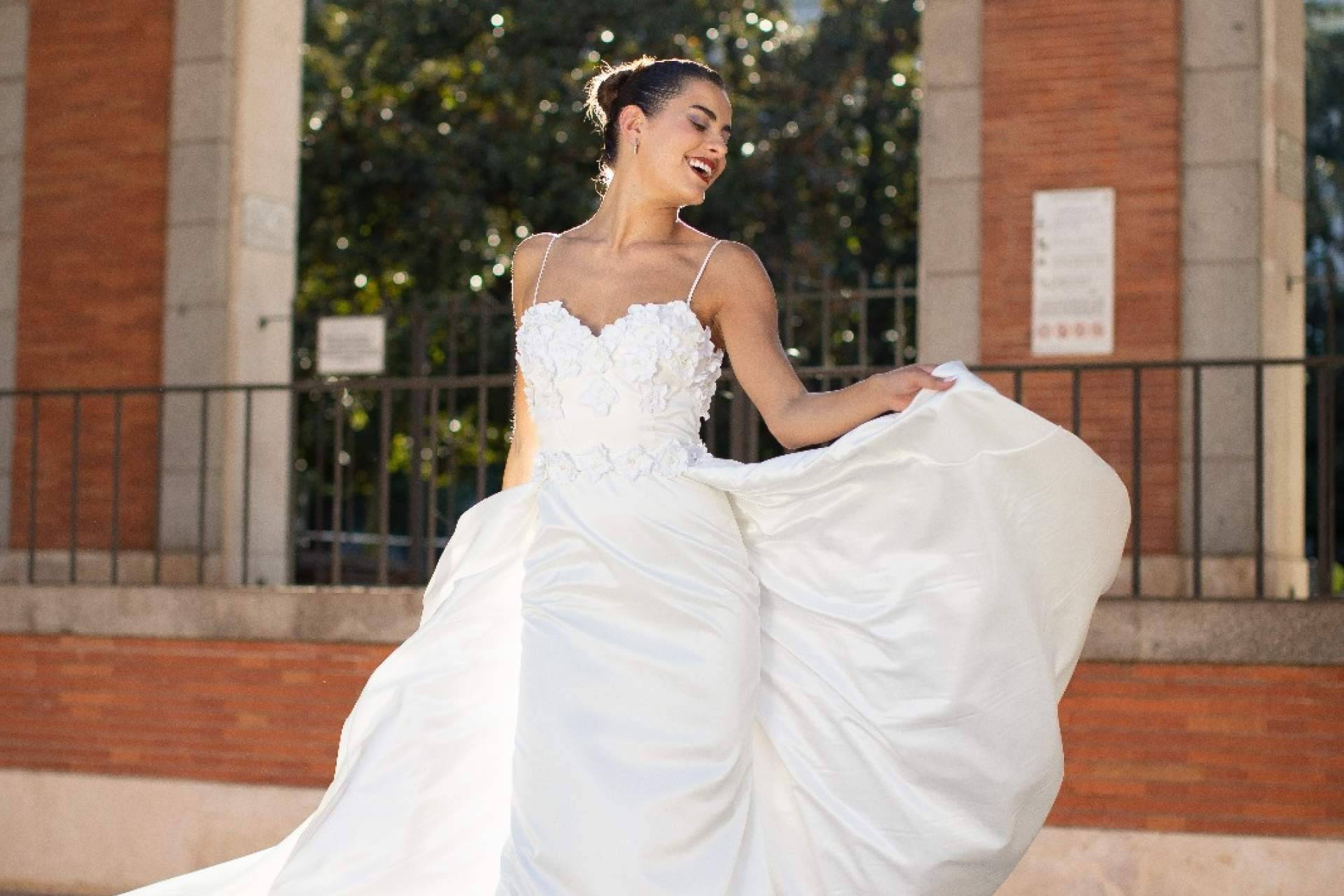 Desde Madrid, Luz Marina Cruz crea vestidos de novia a medida con alma y personalidad