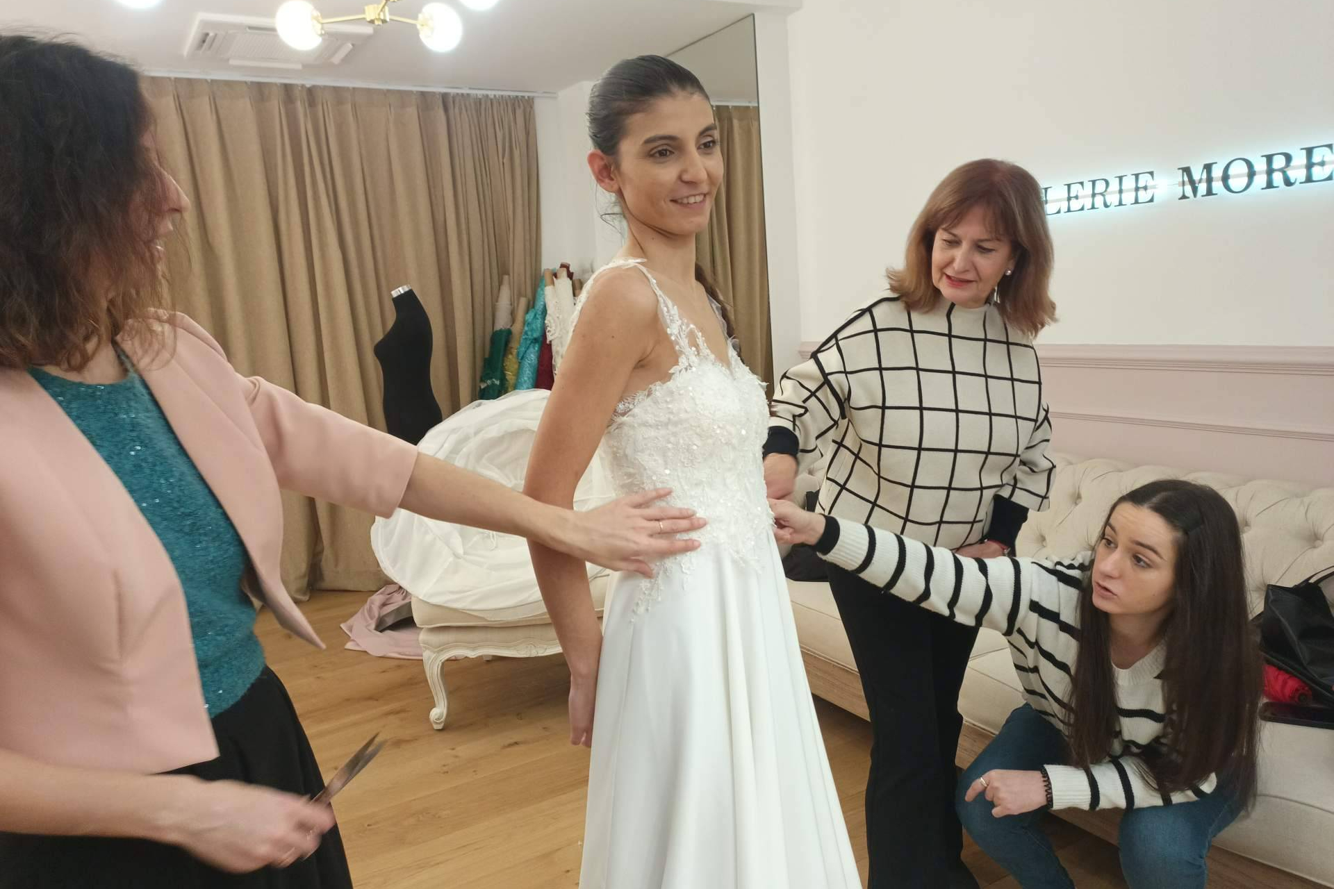Vestidos de novia a medida; lo que sucede en una prueba en el atelier