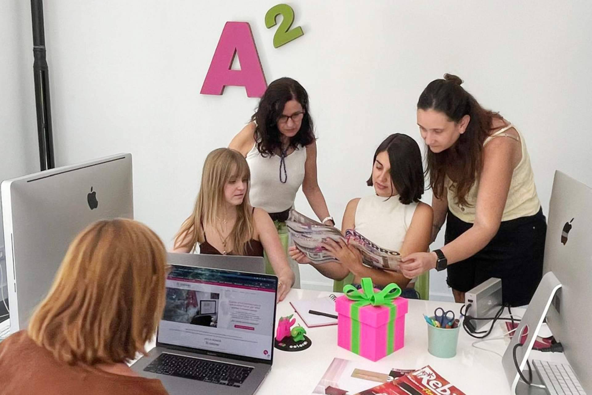 A2 Colores, estudio de diseño gráfico en Madrid, crea imagen de marca 360º para empresas