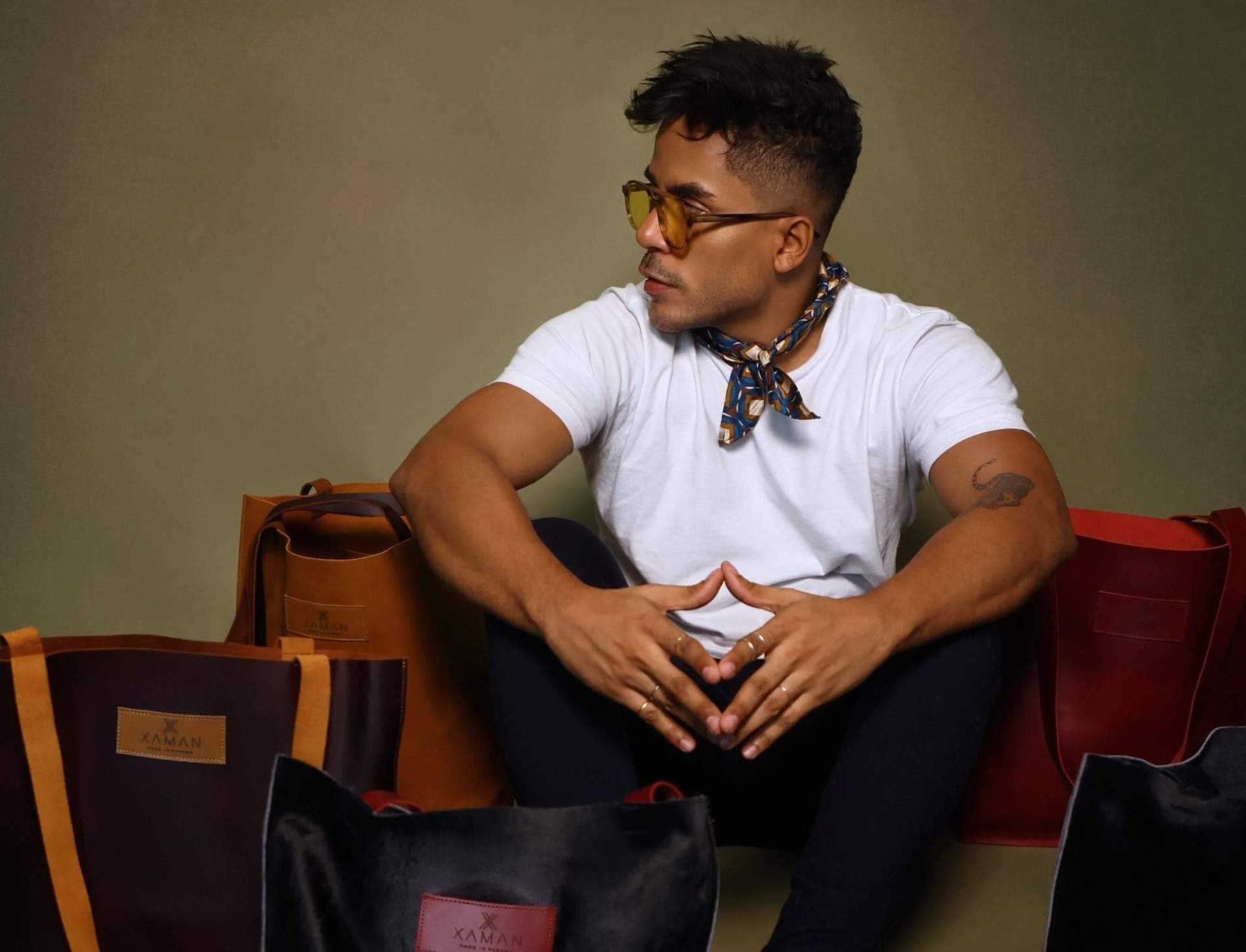Xaman presenta sus tote bags unisex con mensajes ocultos y energía positiva