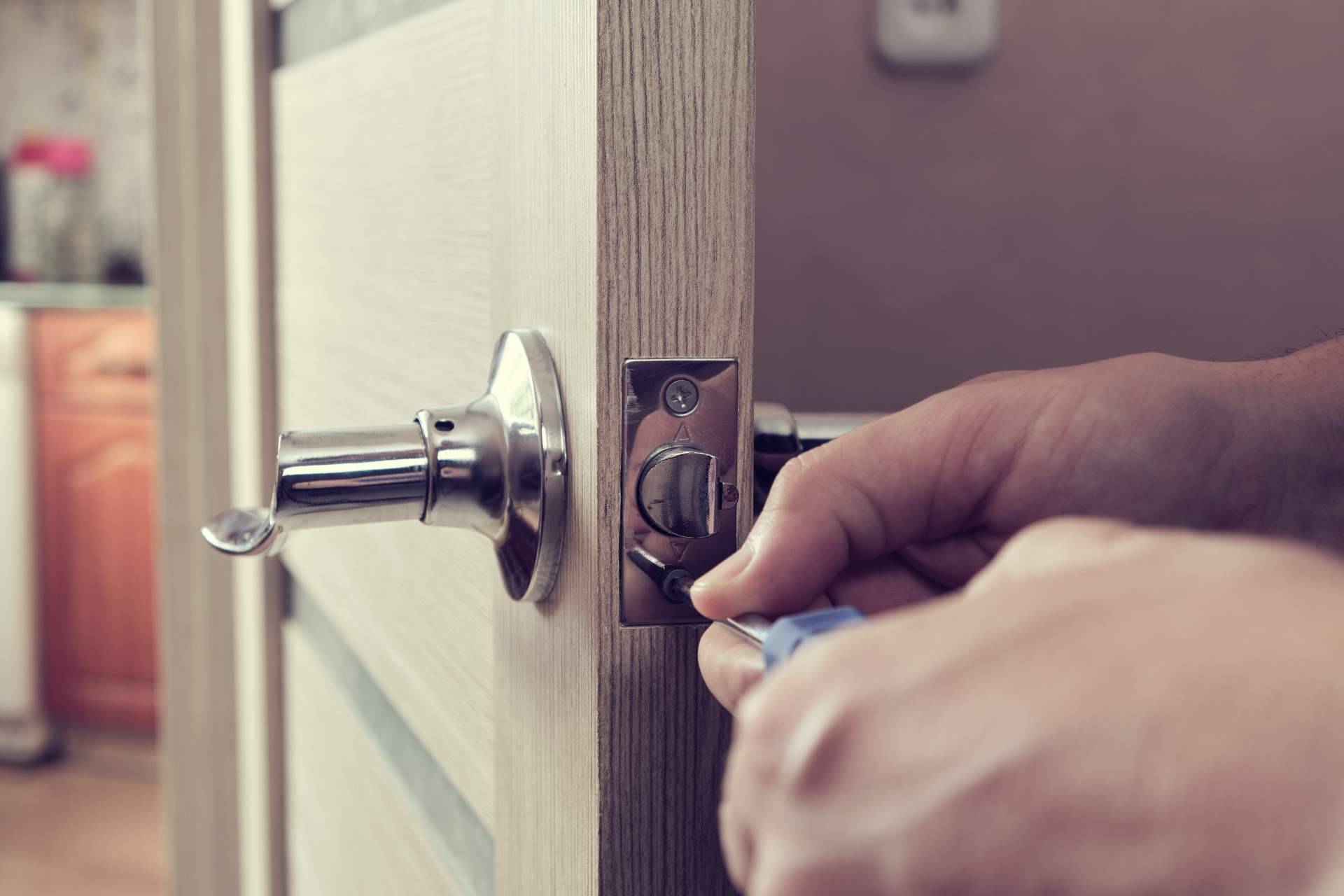 Cerrajeros de urgencias en Elche y Benidorm; solución rápida con profesionales locales