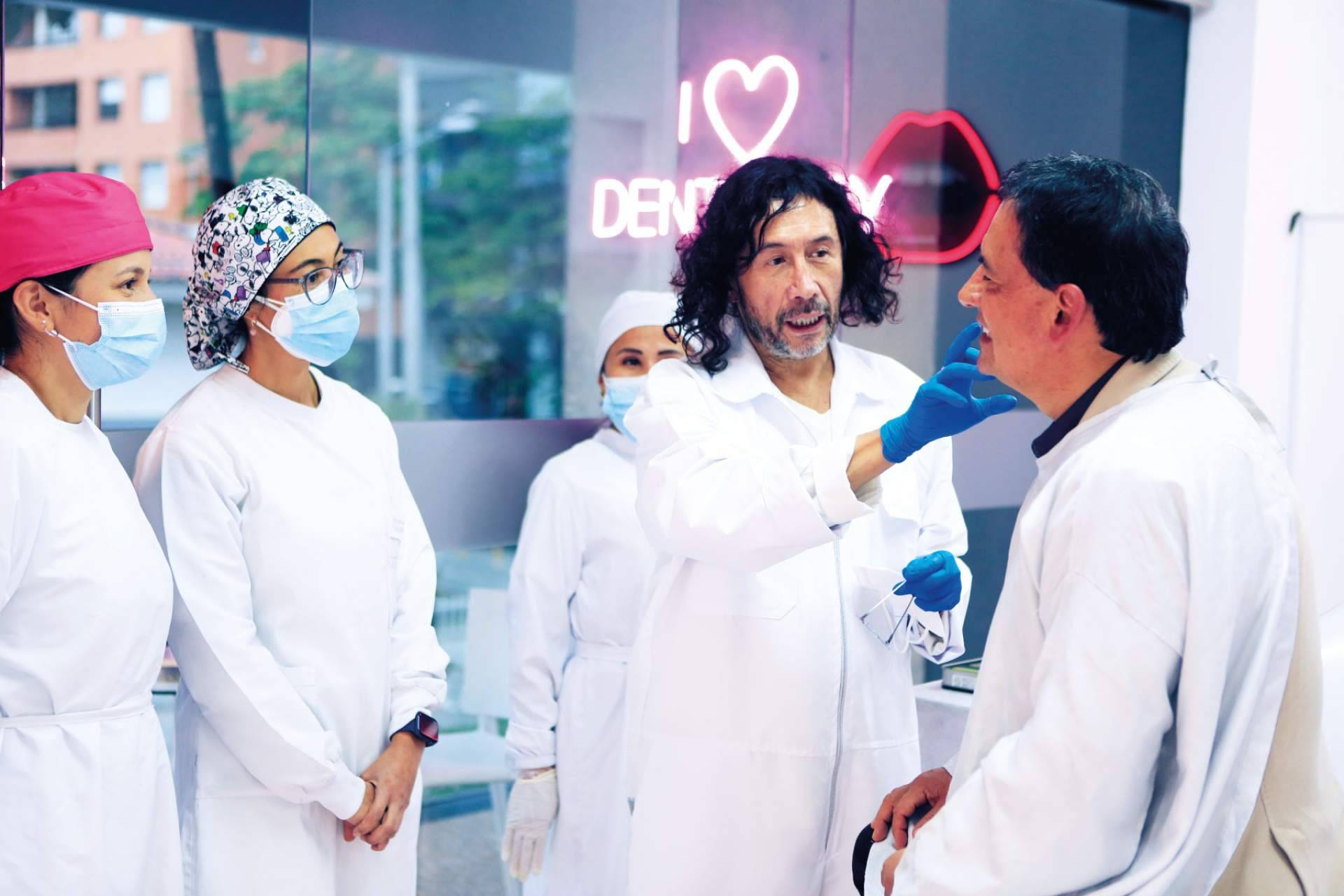 Tendencias 2025; implantes dentales, ortodoncia y diseño de sonrisa en Marlon Becerra