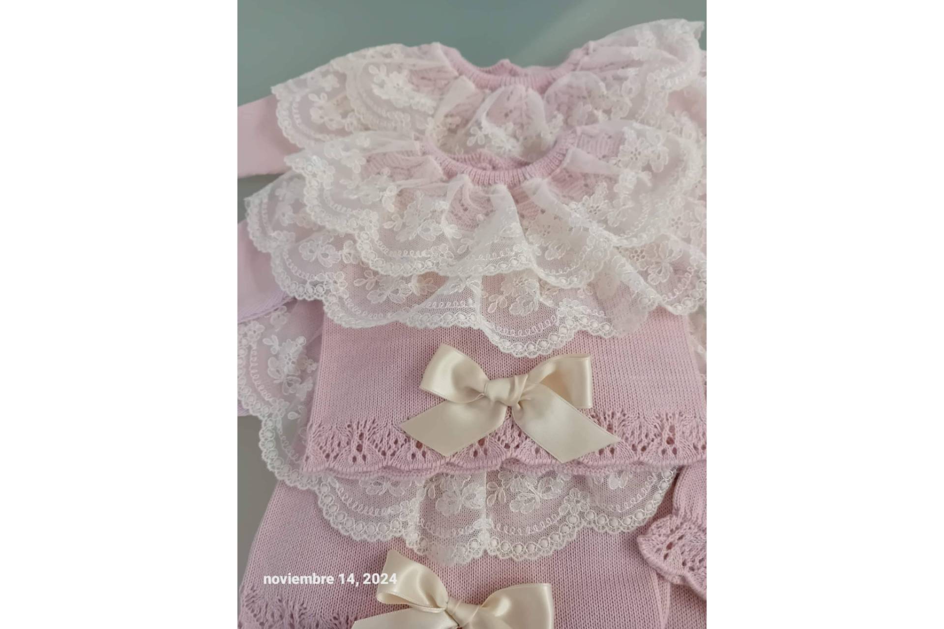 Carmen U. Varona viste los primeros pasos del bebé con diseño propio y tradición
