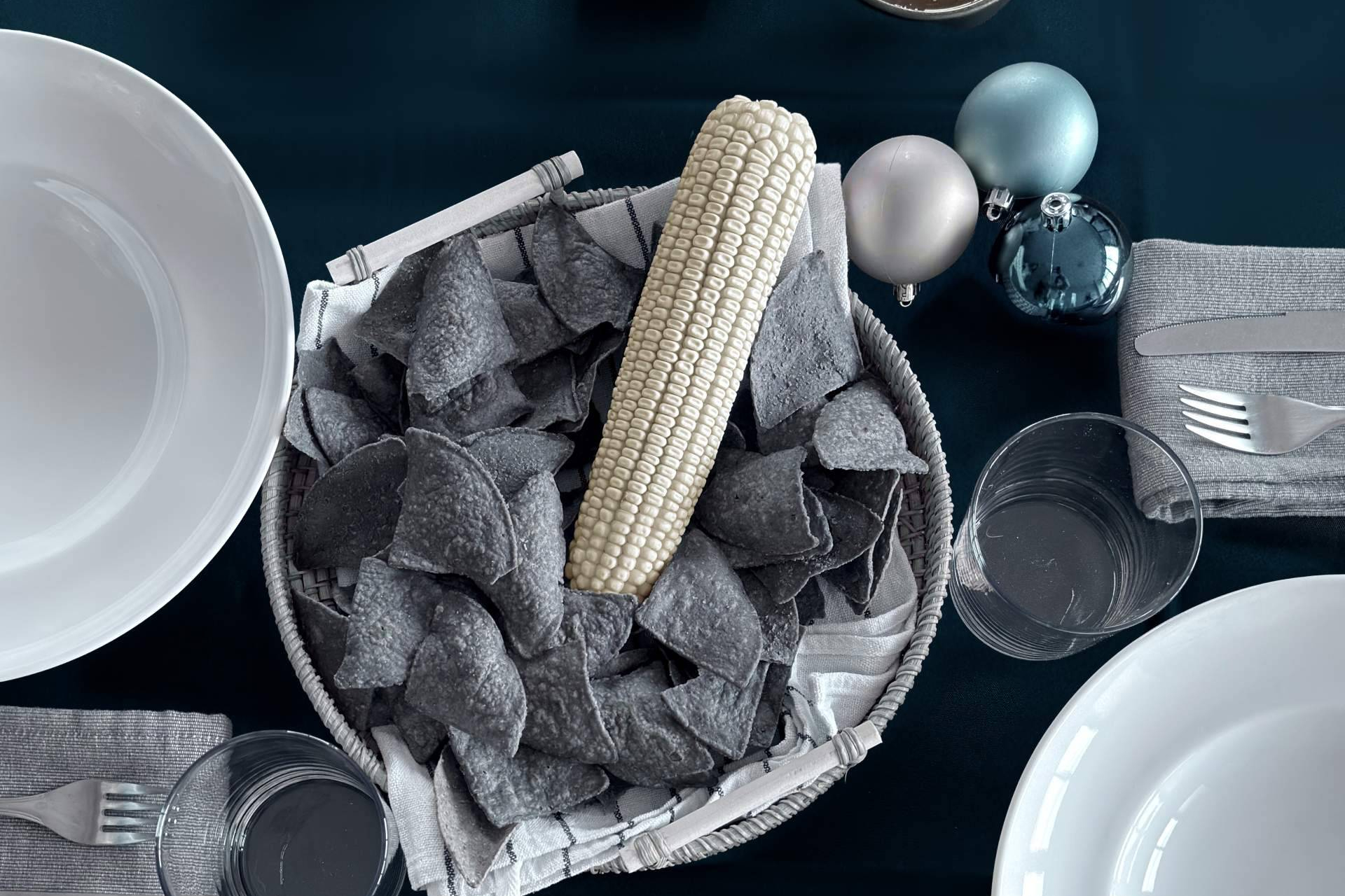 Totopos azules para una mesa festiva que hace únicas las cenas navideñas