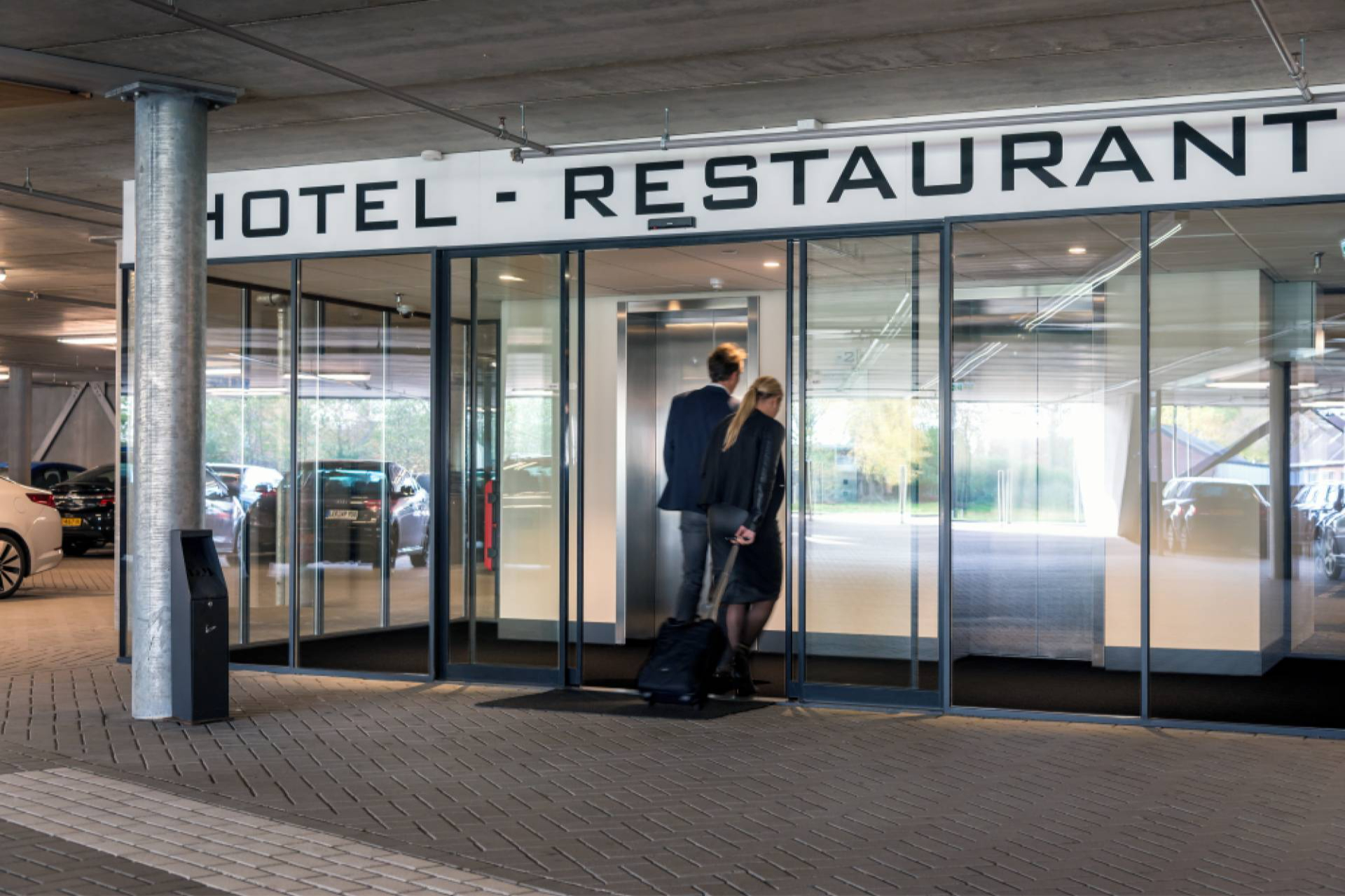 Soluciones de puertas automáticas para hoteles y restauración con el respaldo de ASSA ABLOY Entrance Systems