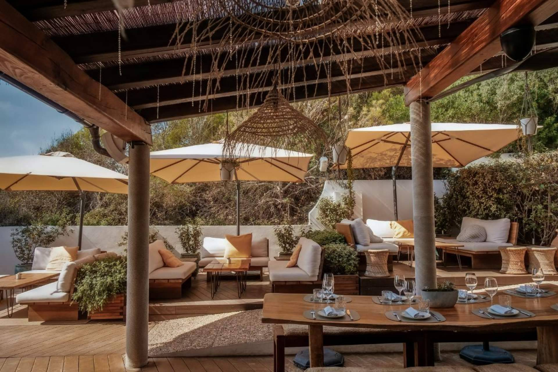 El nuevo lujo en Ibiza pasa por Aiyanna; gastronomía, yoga y exclusividad a pie de playa
