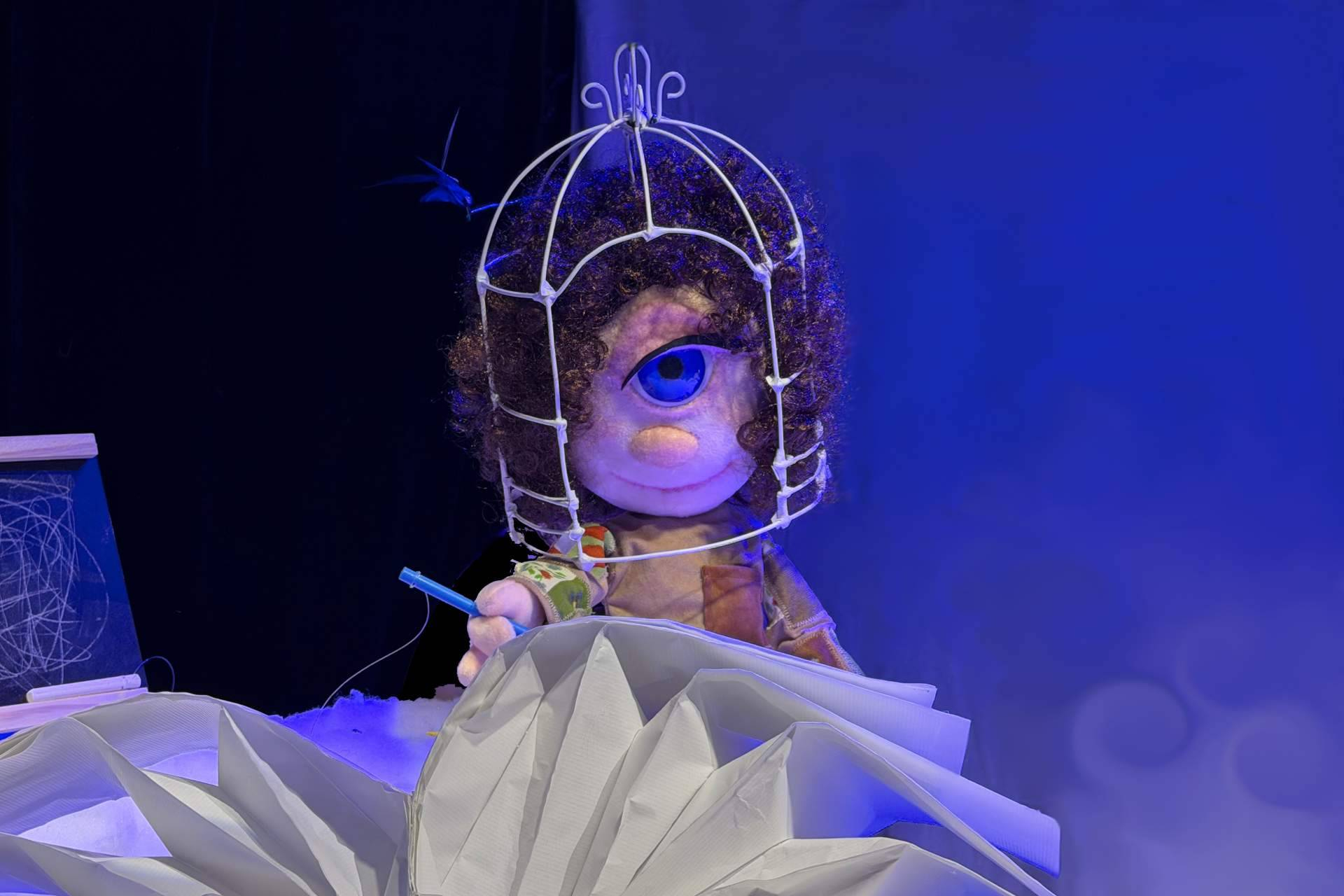 'Pajarillos en la Cabeza', la nueva propuesta de Bolina Títeres que explora la neurodiversidad desde el teatro visual