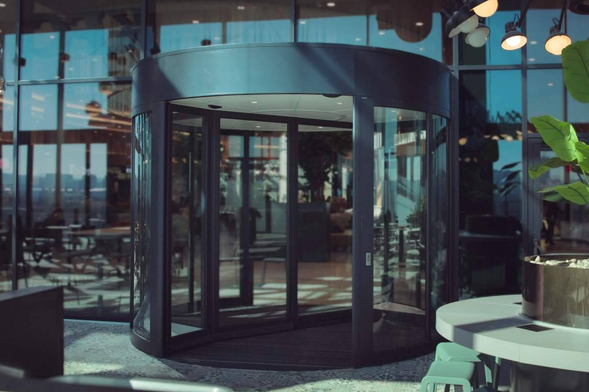 Puertas giratorias ASSA ABLOY; soluciones de acceso que combinan seguridad, confort y eficiencia energética