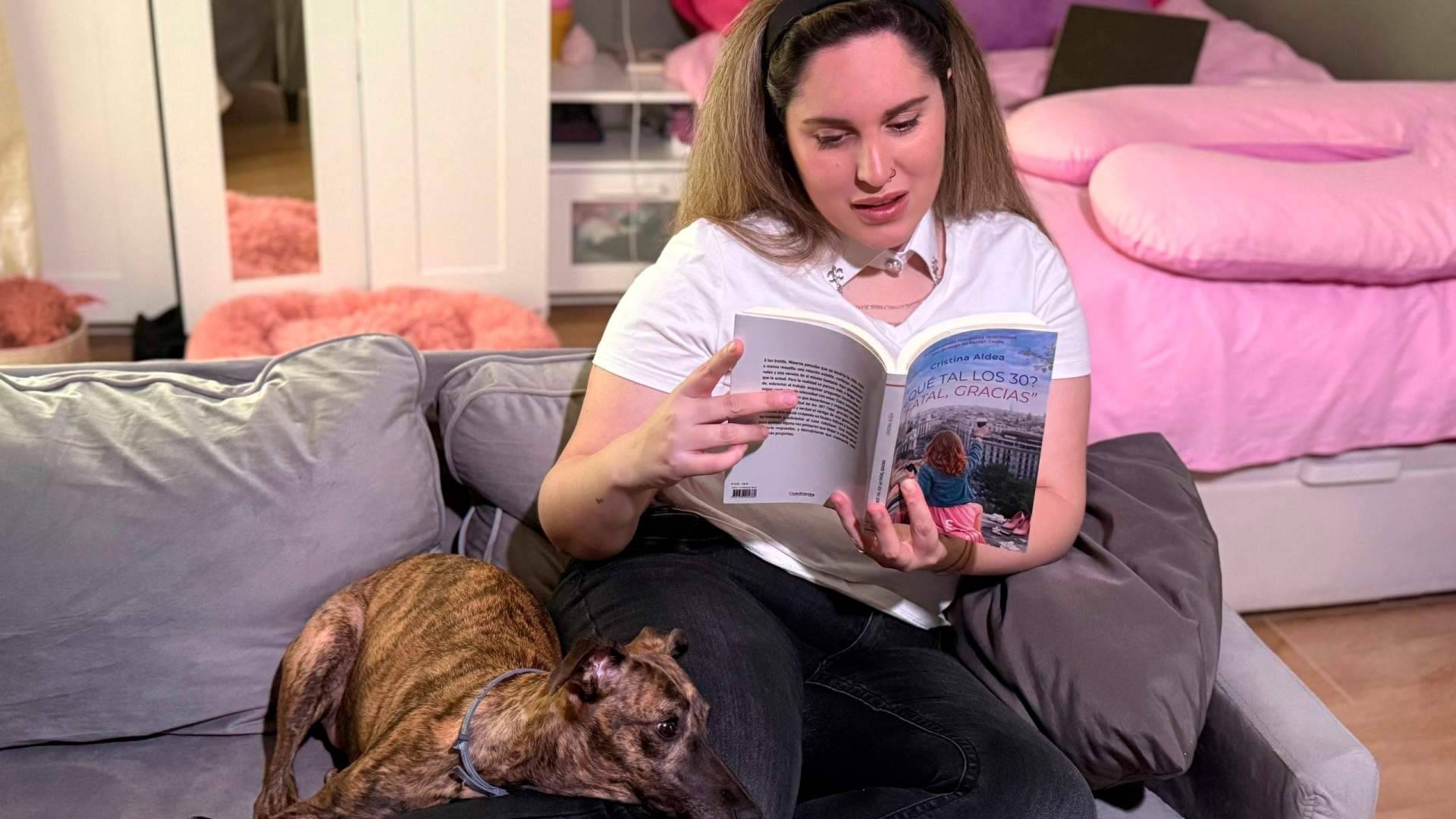 Cristina Aldea firma la novela '¿Qué tal los 30? Fatal, gracias.', una historia sobre dudas, contradicciones y emociones al llegar a los 30