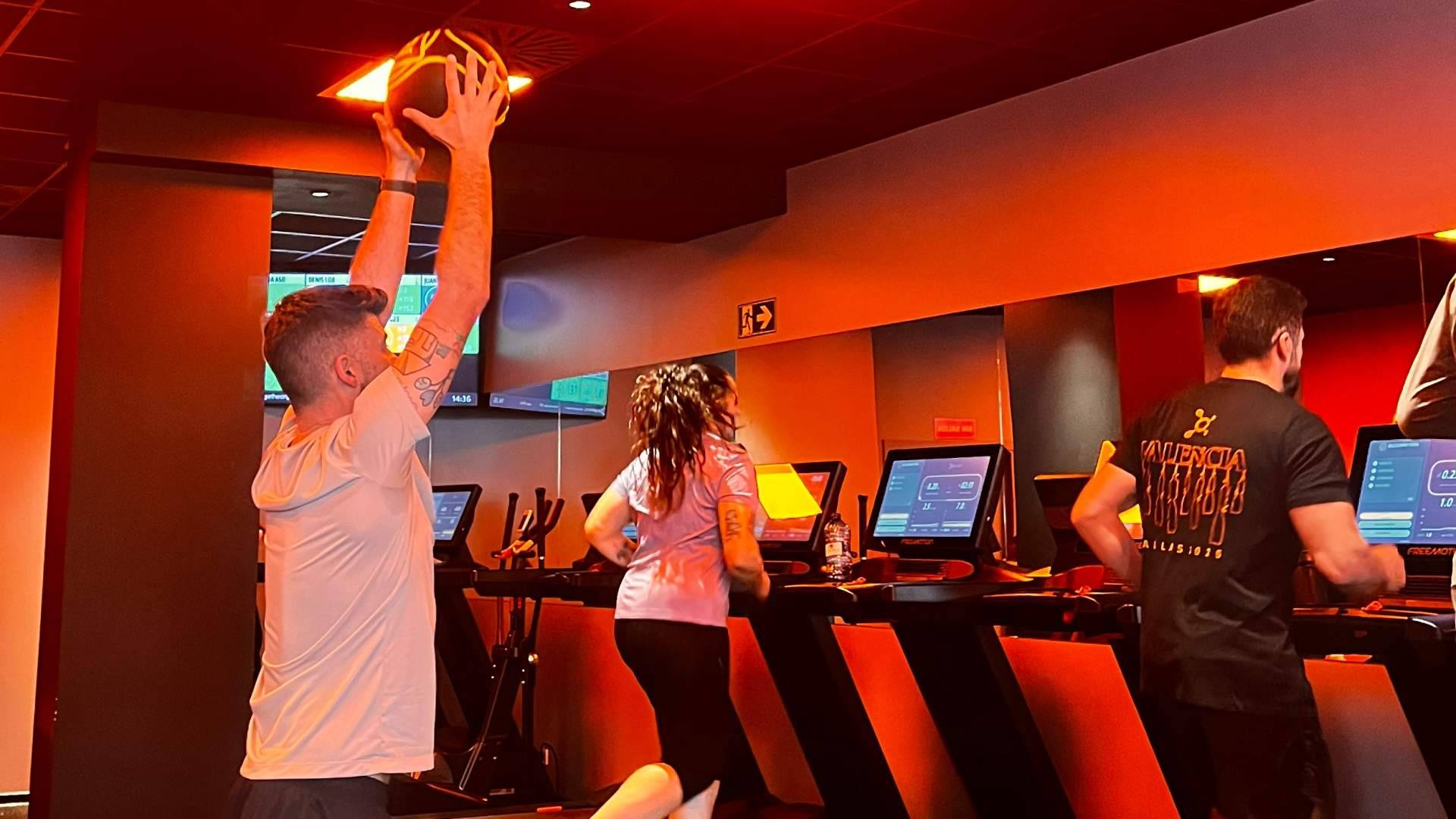 Ni gimnasio ni entrenador personal; las sesiones de cardio y fuerza de Orangetheory Fitness