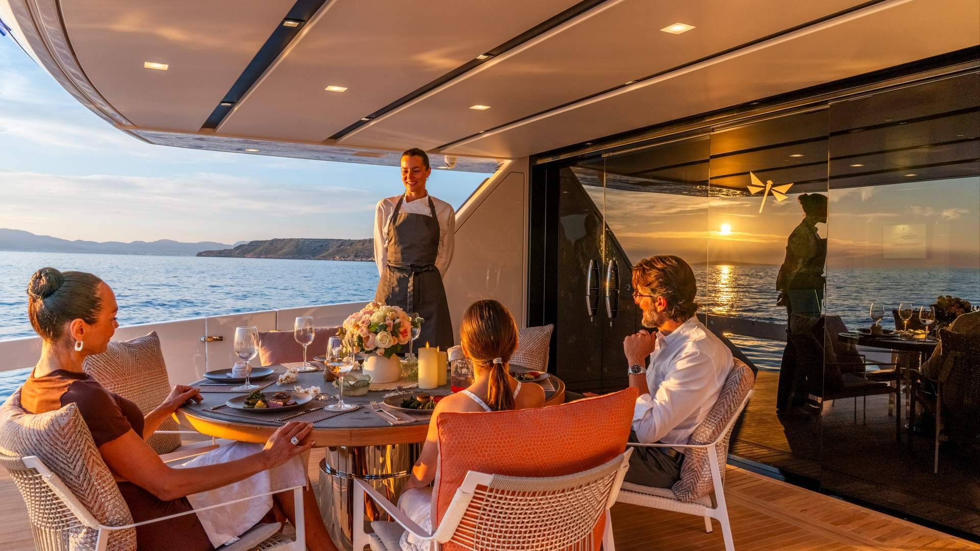 La guía definitiva para elegir un motor yacht charter Ibiza y navegar por las Baleares con total exclusividad