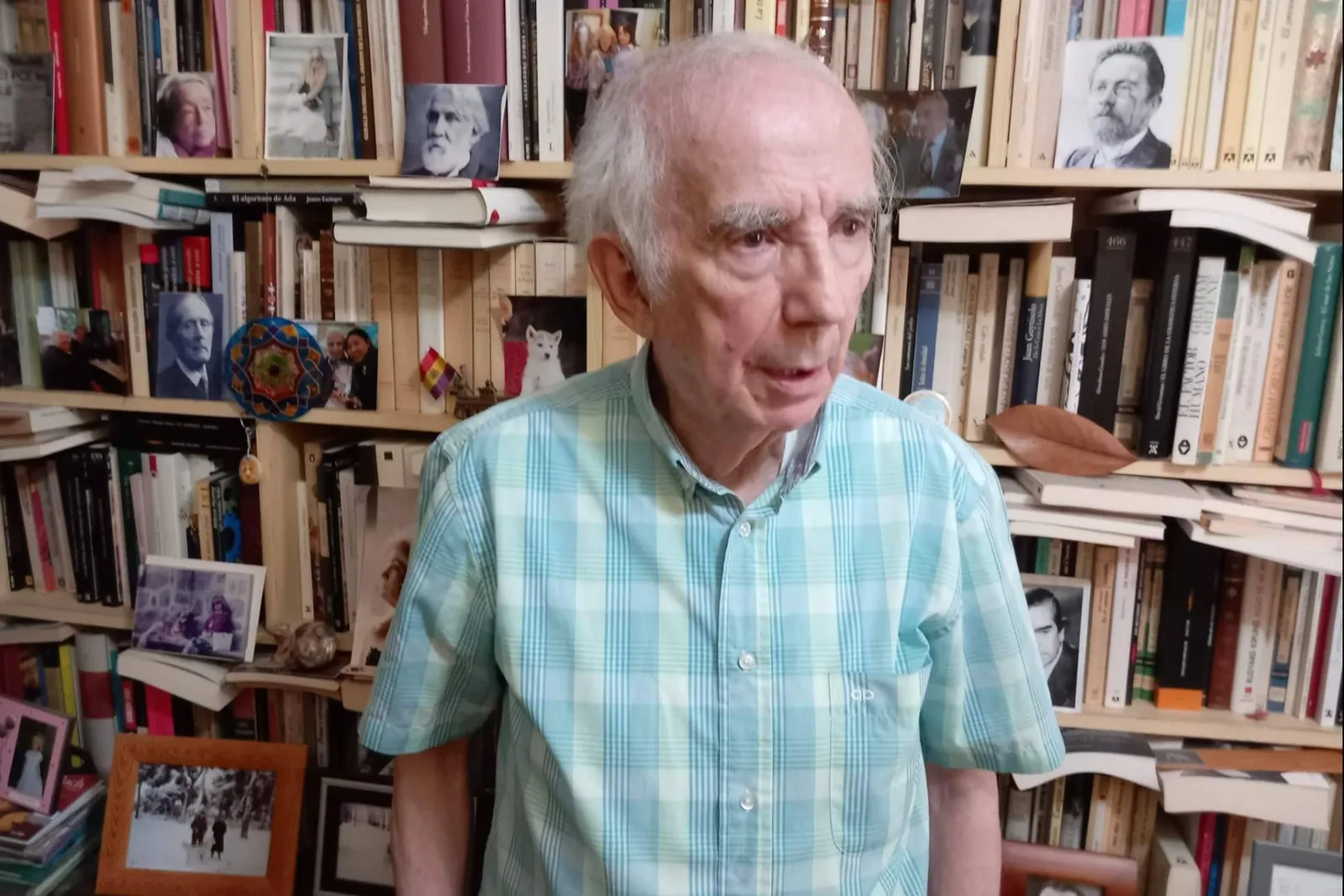 Francisco Escribano reúne medio siglo de escritura en Al final de ningún camino hay gloria
