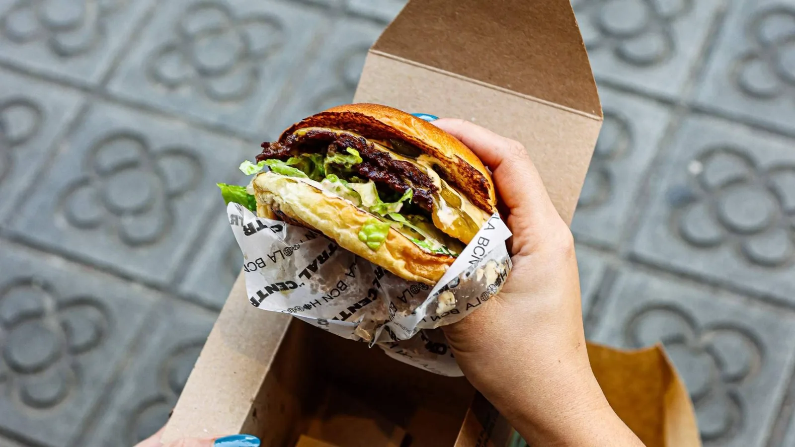 La Central; dónde comer una burger en Barcelona en agosto sin alejarse de Vía Laietana