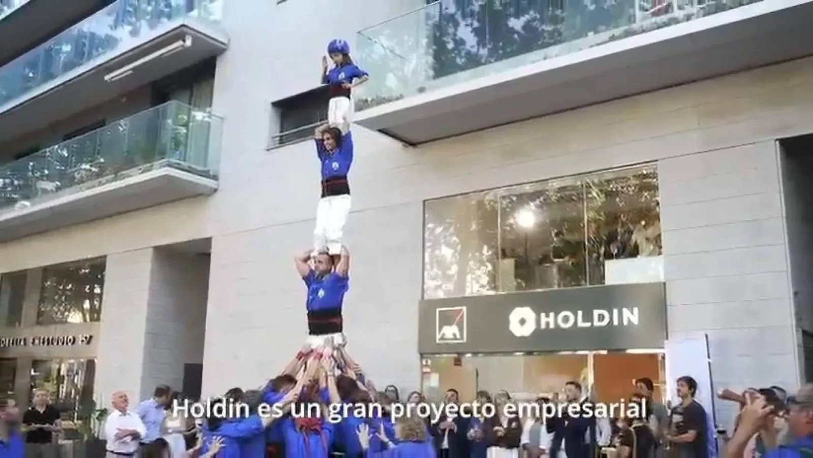 La adaptación de seguros salud corporativos employee benefits como estrategia de retención laboral en Holdin